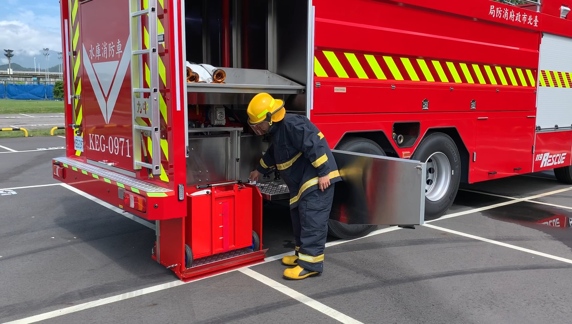 初期由中科院內部消防人員展開滅火作業，桃園市消防局第四大隊圳頂分隊也隨後到場協助，目前火勢已受到控制。示意圖。（翻攝台北市政府消防局臉書）