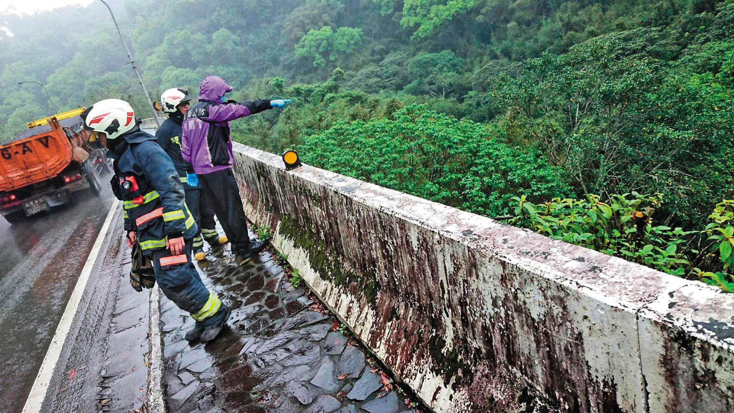 案發地點位於桃園大溪山區,警消獲報後,前往現場搶救。(翻攝畫面)