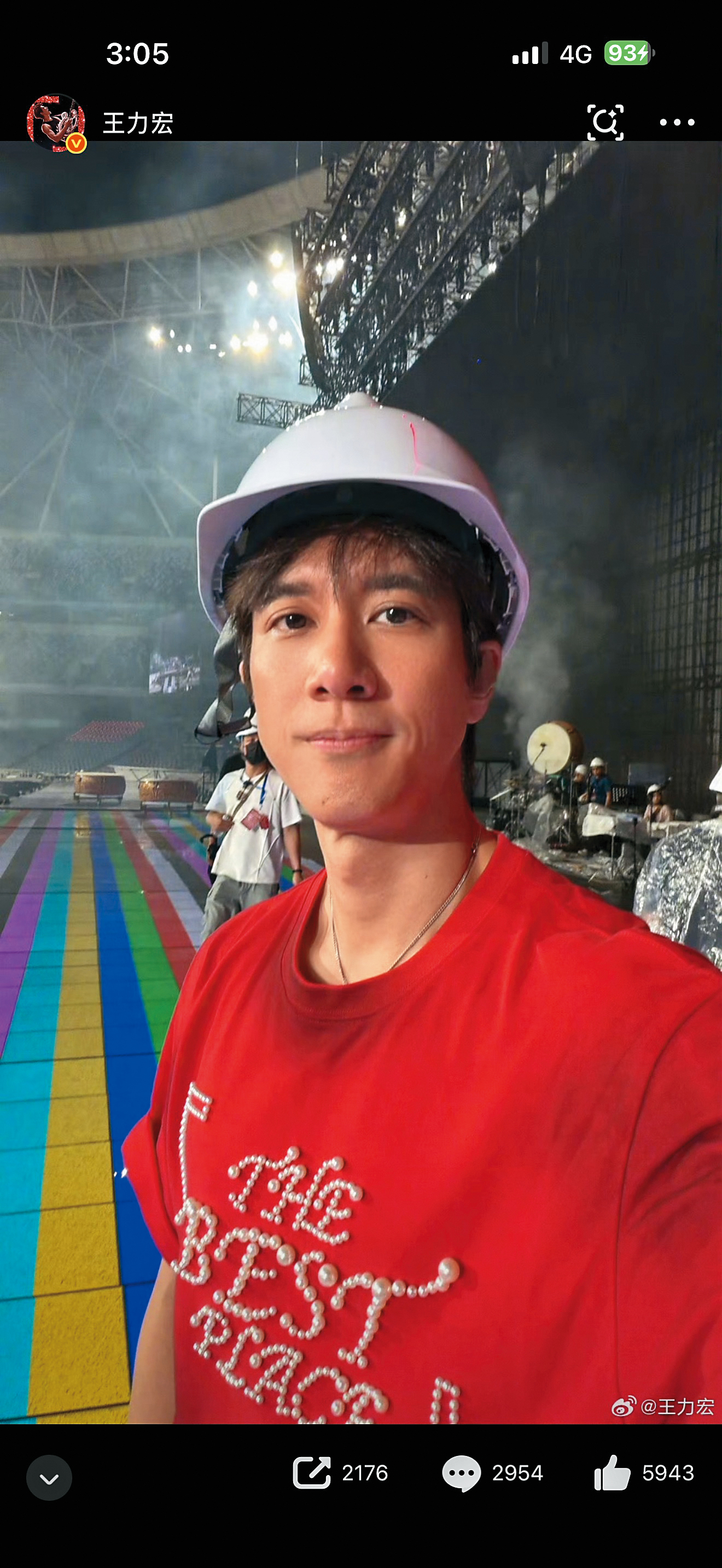 王力宏戴上安全帽變身「工頭」，總彩時登上舞台視察。（翻攝自王力宏微博）