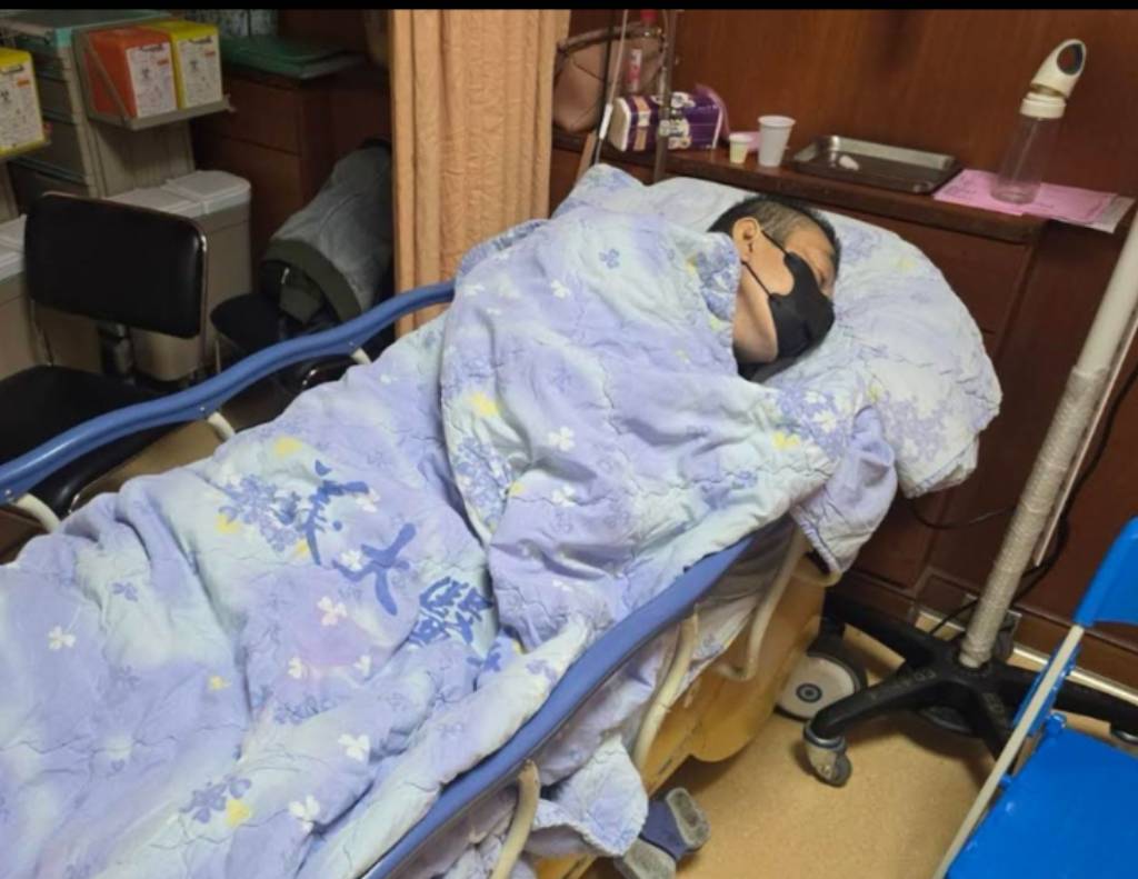 今林明佐邊打點滴，邊接受律師、公訴檢察官正反詰問（本刊資料照）