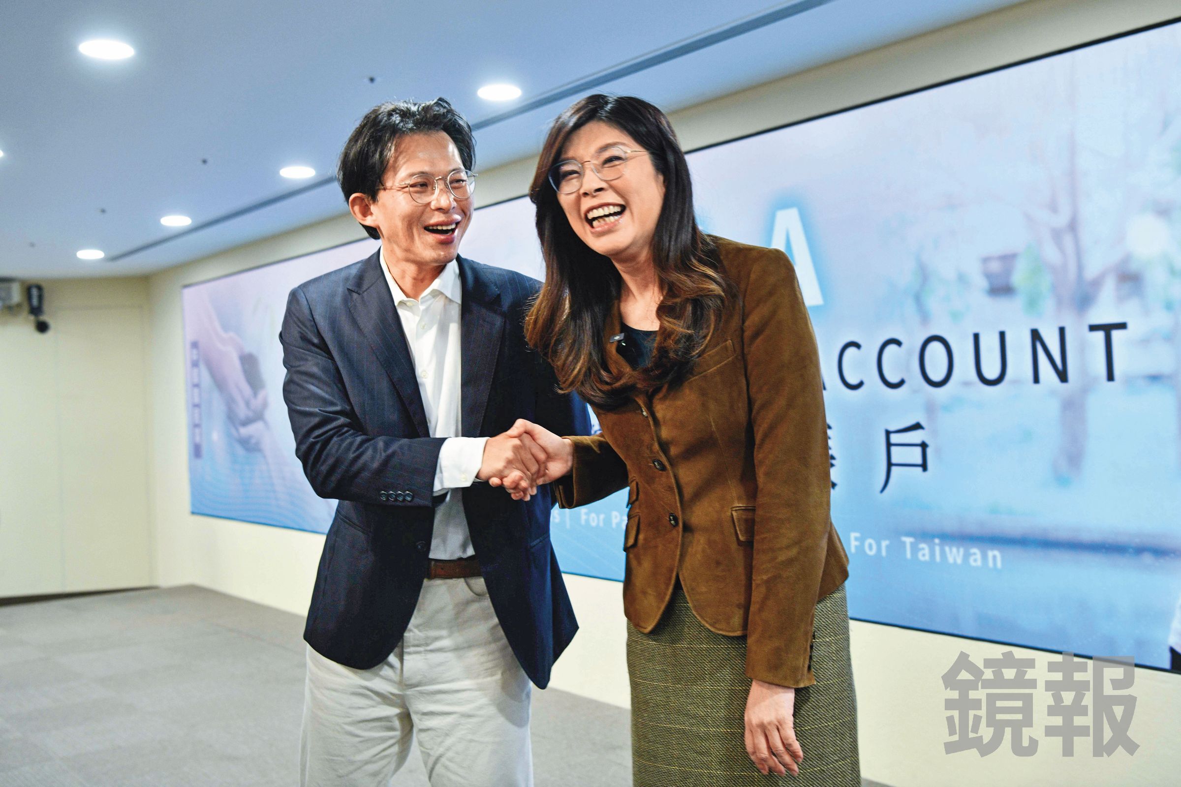 柯文哲重返政壇，藍營憂雙面刃，藍營縣市長參選人多對邀柯站台採正面開放態度，但也有人憂心藍白合出現變數。圖為國民黨主席鄭麗文（右）與民眾黨主席黃國昌（左）。（鏡報李智為）