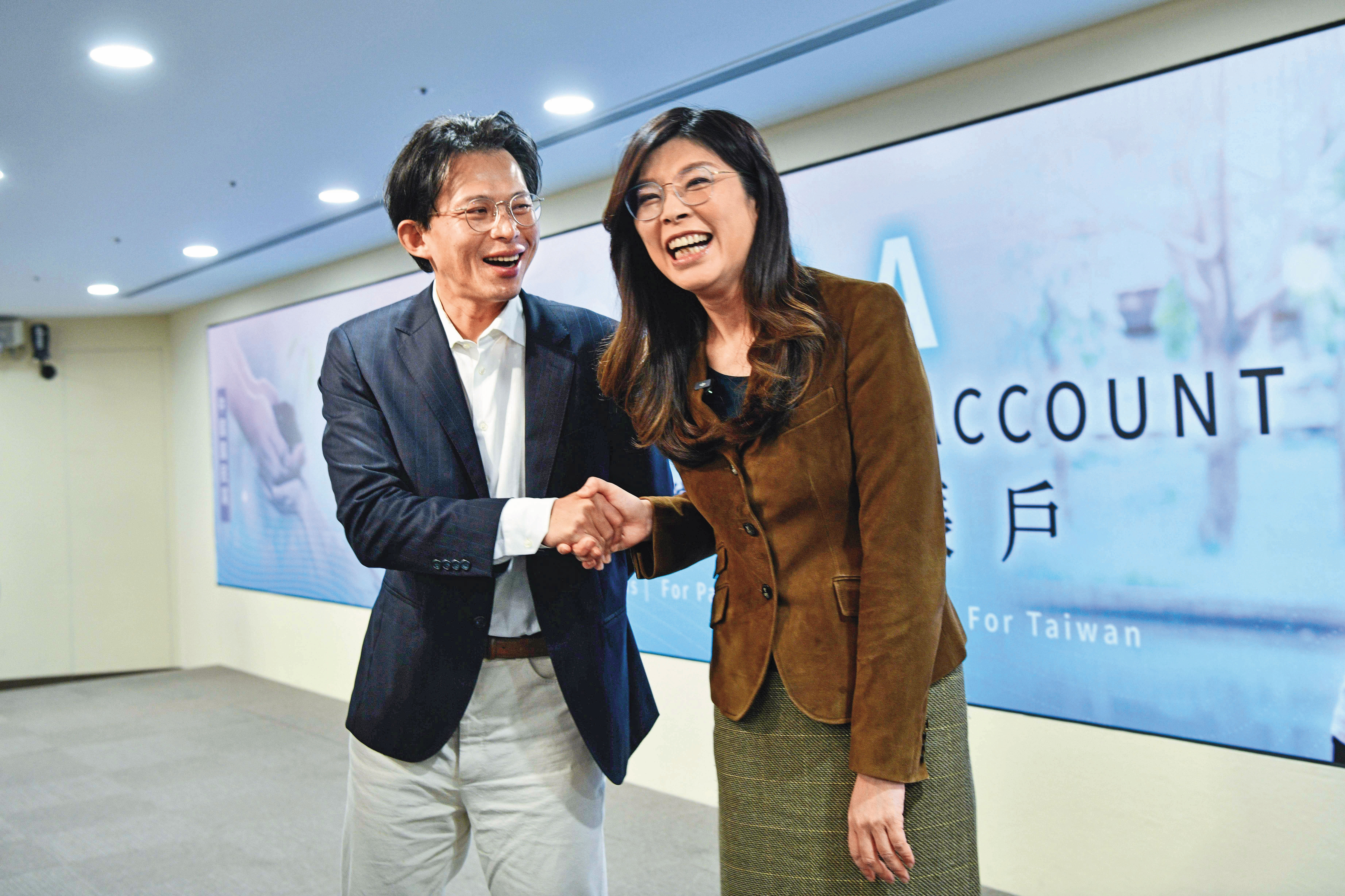 柯文哲重返政壇，藍營憂雙面刃，藍營縣市長參選人多對邀柯站台採正面開放態度，但也有人憂心藍白合出現變數。圖為國民黨主席鄭麗文（右）與民眾黨主席黃國昌（左）。（鏡報李智為）