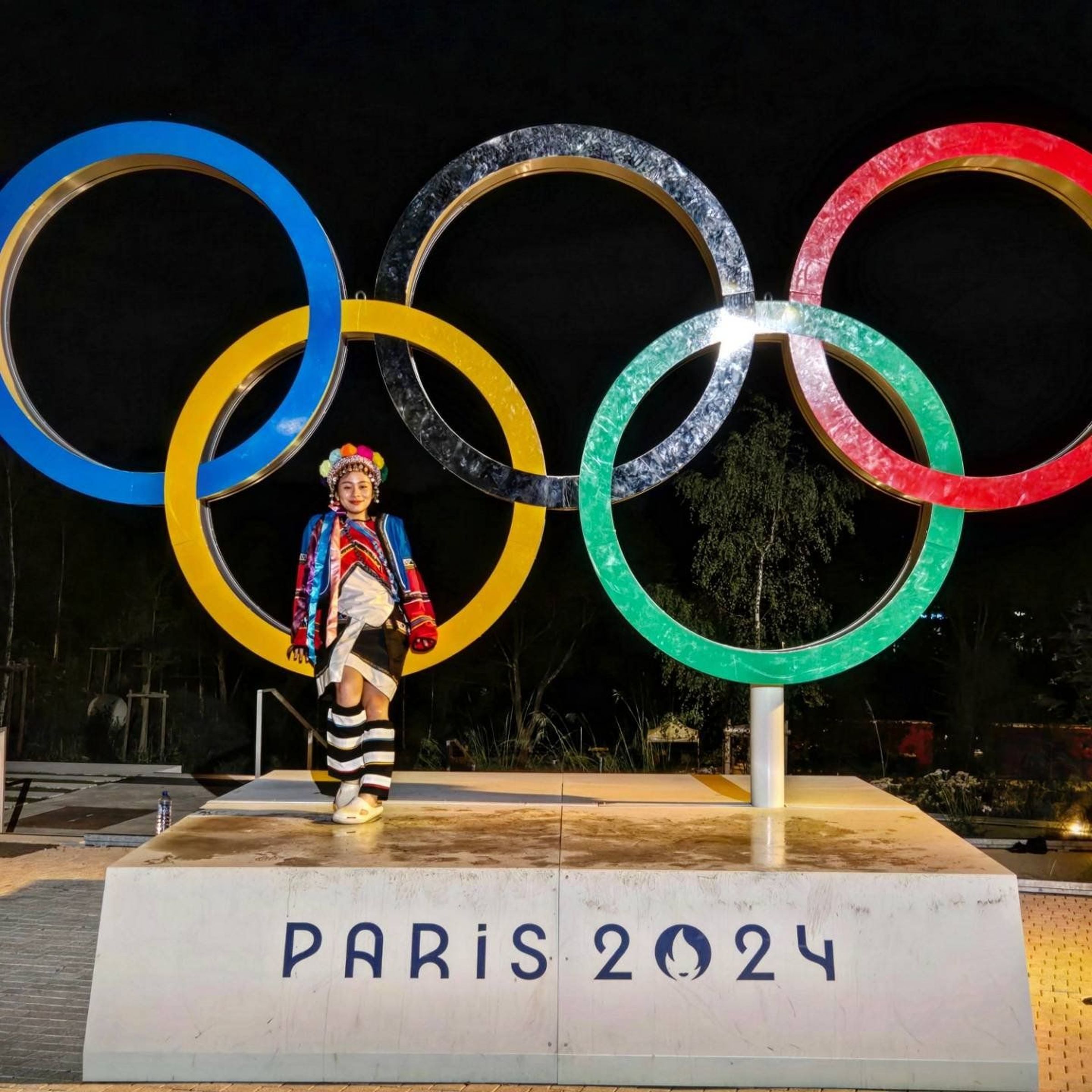 方莞靈特別帶了鄒族服飾到巴黎和五環標誌合照留念。(翻攝自方莞靈臉書)