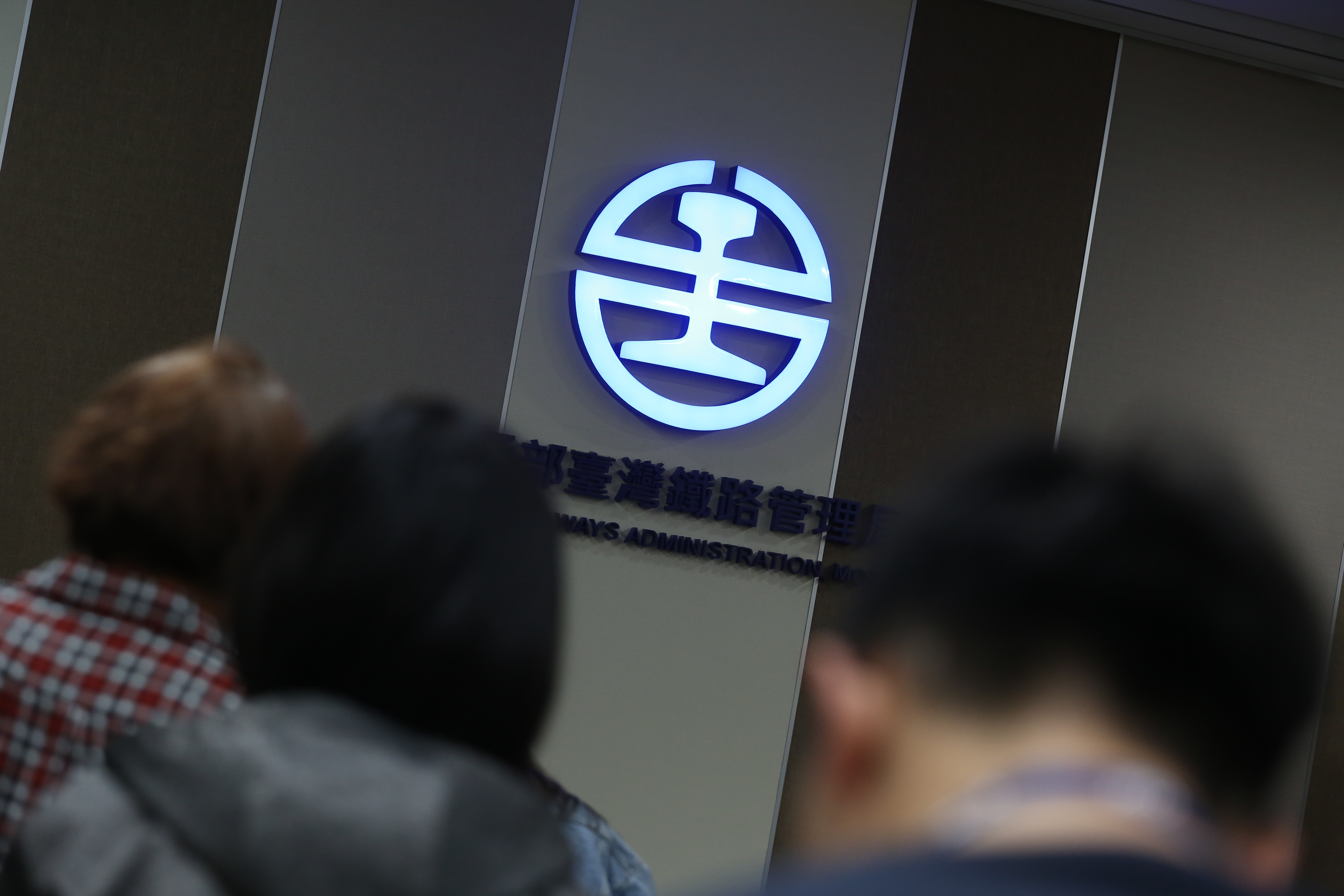 高雄市社會局表示，自2024年5月21日起持高雄市敬老卡或博愛卡搭乘臺鐵列車，只要起訖站其中一站為高雄市轄內之車站即可使用社福點數扣抵車資，每趟次最高扣抵50點（元）。（本刊資料照）