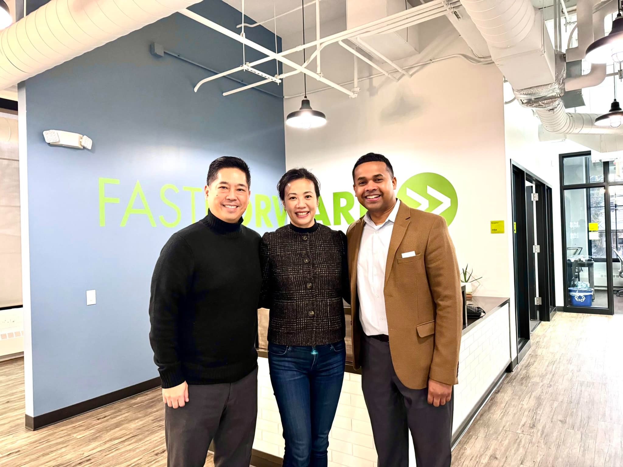 吳欣盈（中）到美國進行青年座談，身上穿Dolce & Gabbana格紋外套。（翻攝吳欣盈臉書）