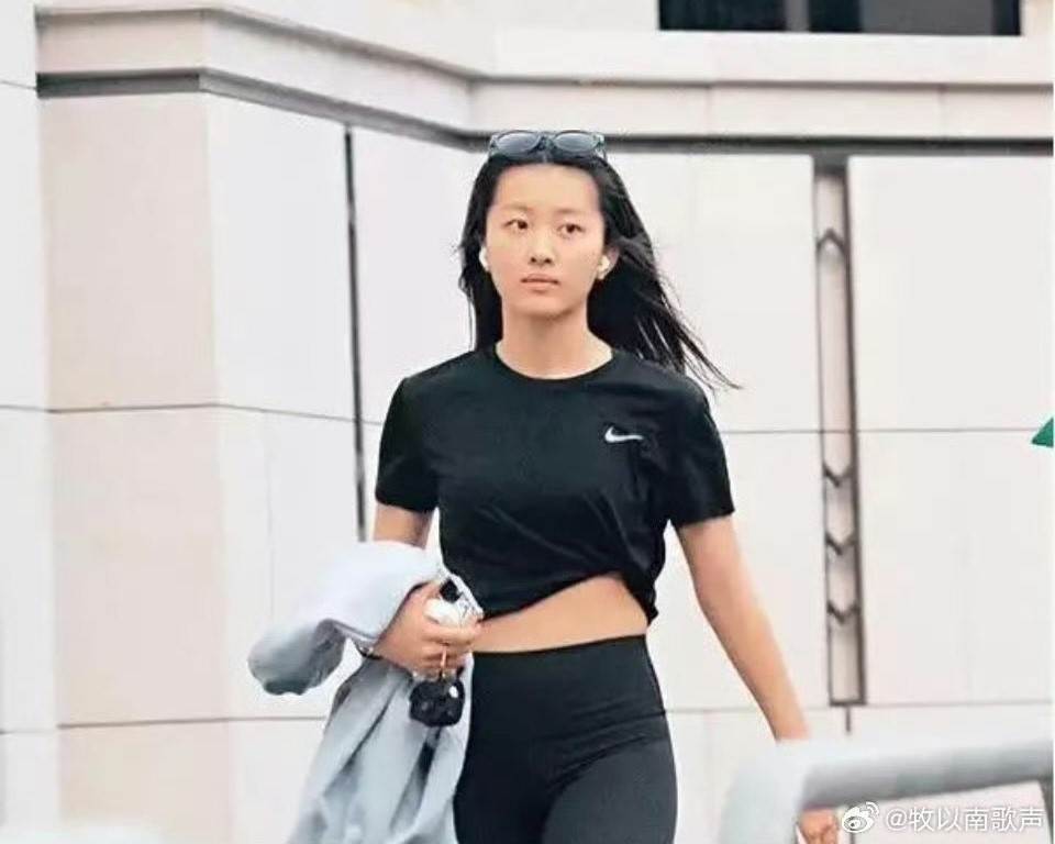 陳奕迅與老婆徐濠縈的獨生女陳康堤，傳出即將出道的消息。（翻攝自微博）