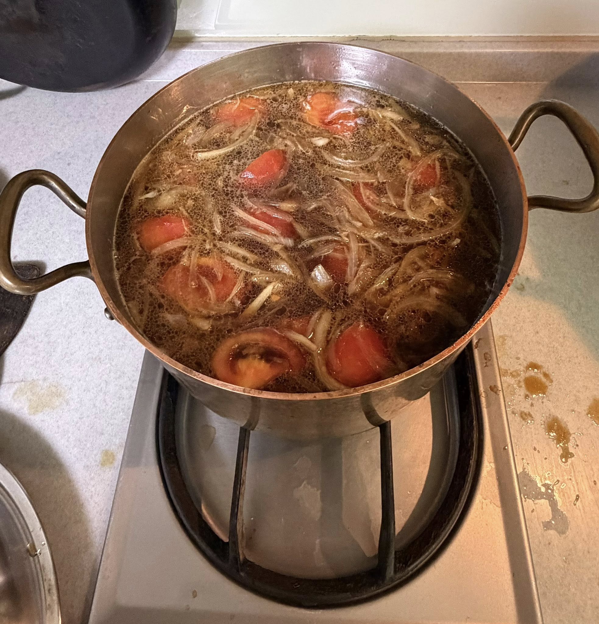 牛肉麵的湯頭完成。