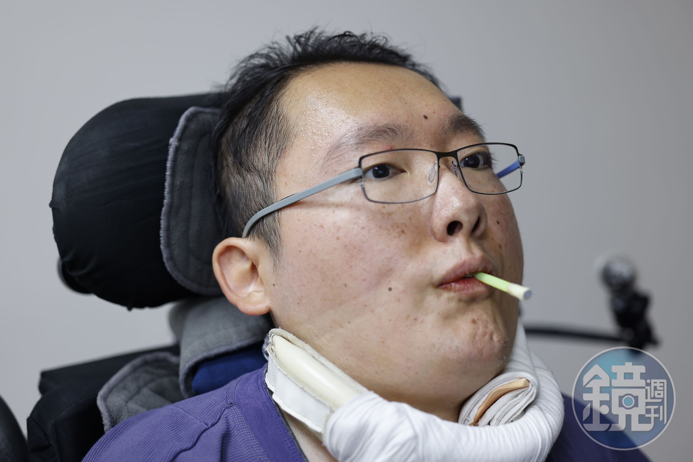 嘴巴上含著的,是陳俊翰用來控制滑鼠游標的感應器。