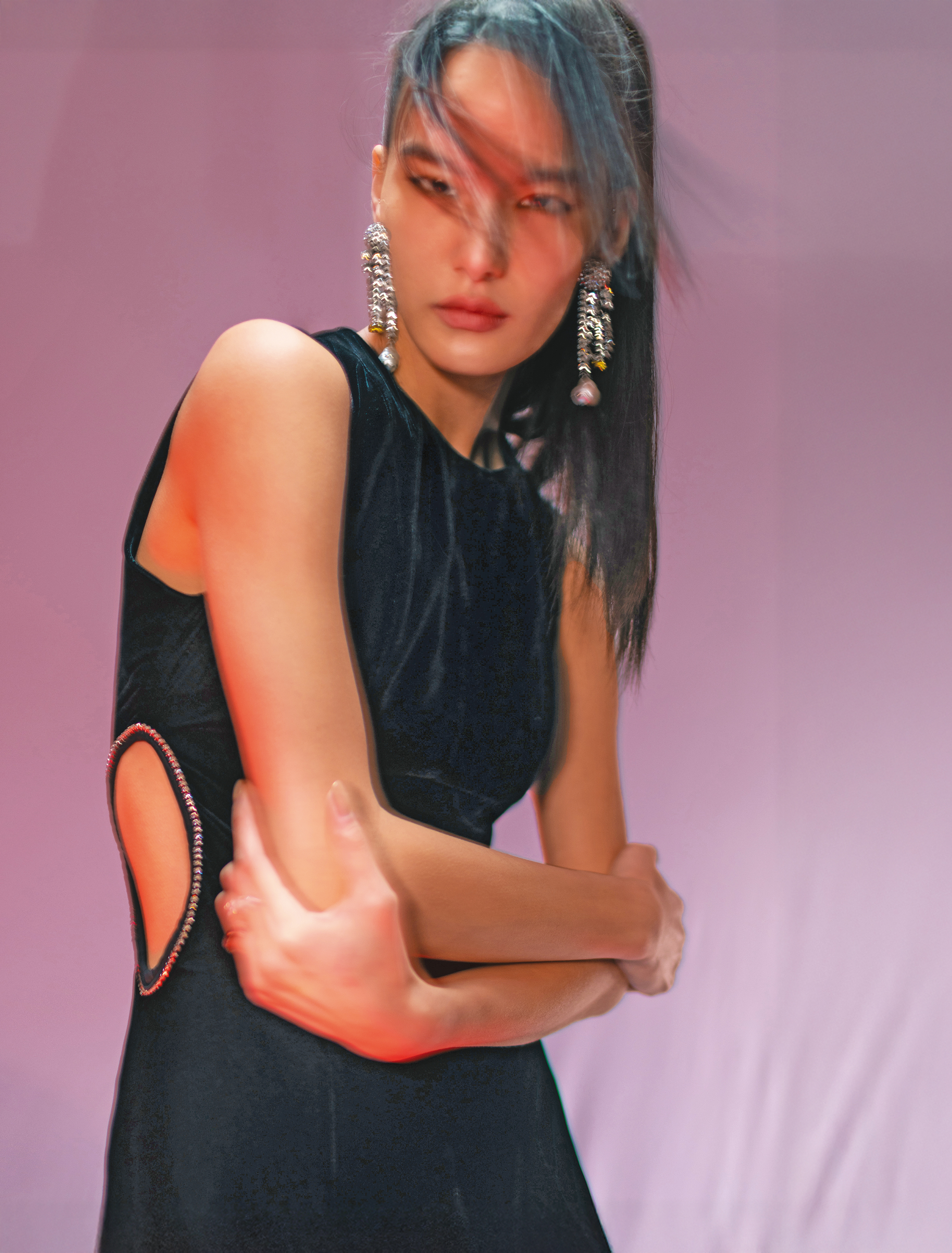 天鵝絨短洋裝 NT$13,890 by maje/水鑽夾式耳環 NT$1,499 by H&M STUDIO。