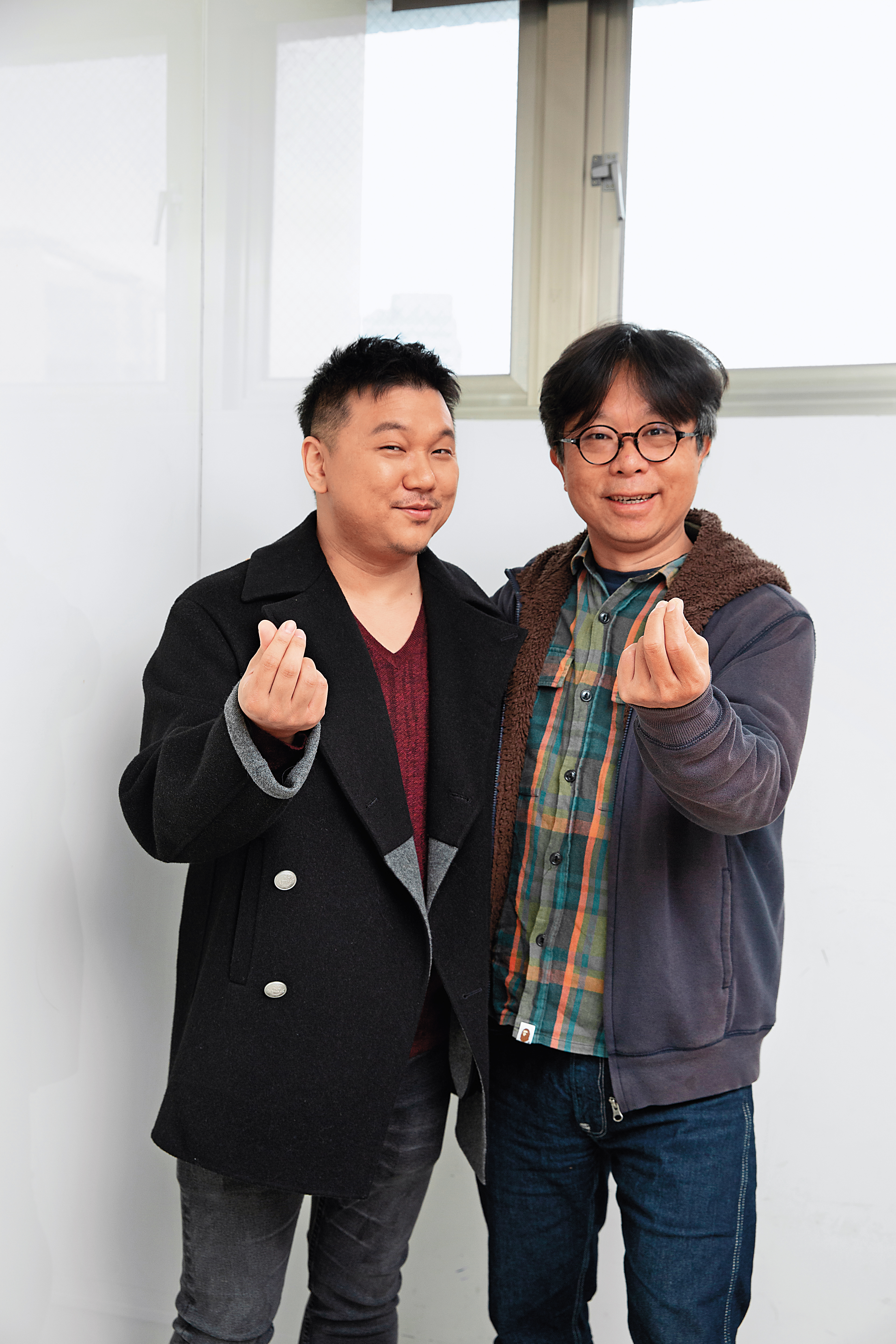 導演王鼎霖(左)與美術指導王誌成(右)共同發想,透過實景改裝與搭景拍出台式劫盜片風格。