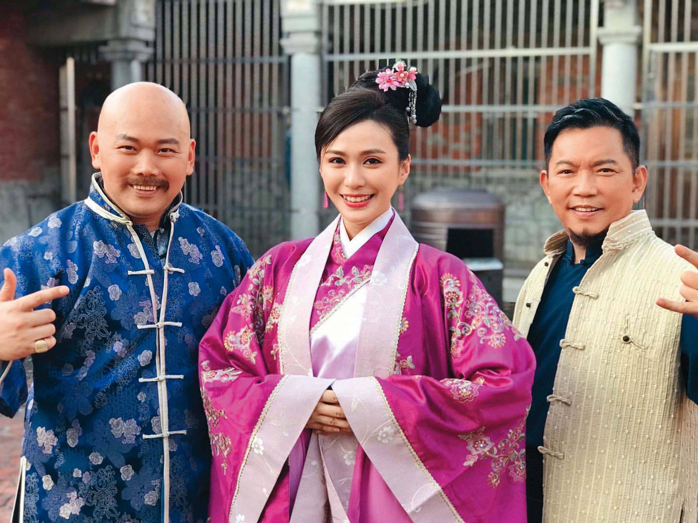 許鈞鈞(中)在《戲說台灣》長期演出,古裝扮相妖嬈。(翻攝自許鈞鈞IG)
