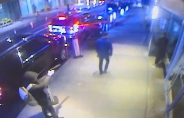 慎入！美聯合健康保險執行長遭埋伏暗殺，當街被「行刑式」槍擊慘死。（翻自《每日郵報》）