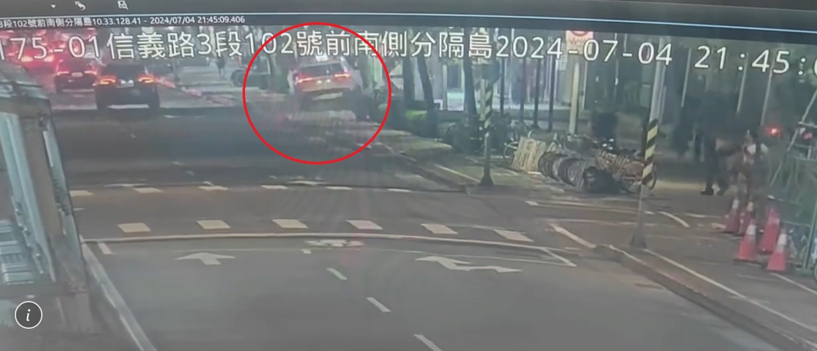 警調閱監視器，發現范男駕車突然向右偏移車道，直衝上人行道。（翻攝畫面）