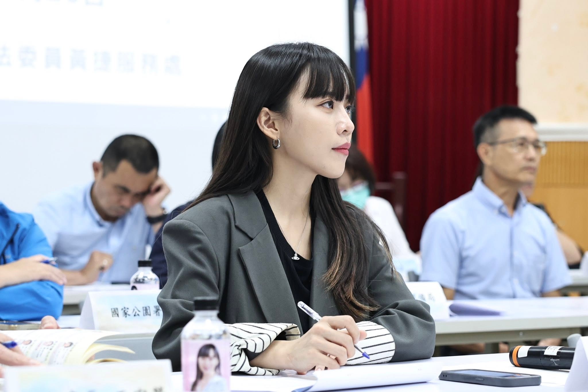 立法院今完成三讀《刑法》第80條修正案,明定性侵被害人追訴期,改自被害人年滿20歲後開始起算。立委黃捷po文直呼,「今天,正義向前邁進一步。」(翻攝自黃捷臉書)