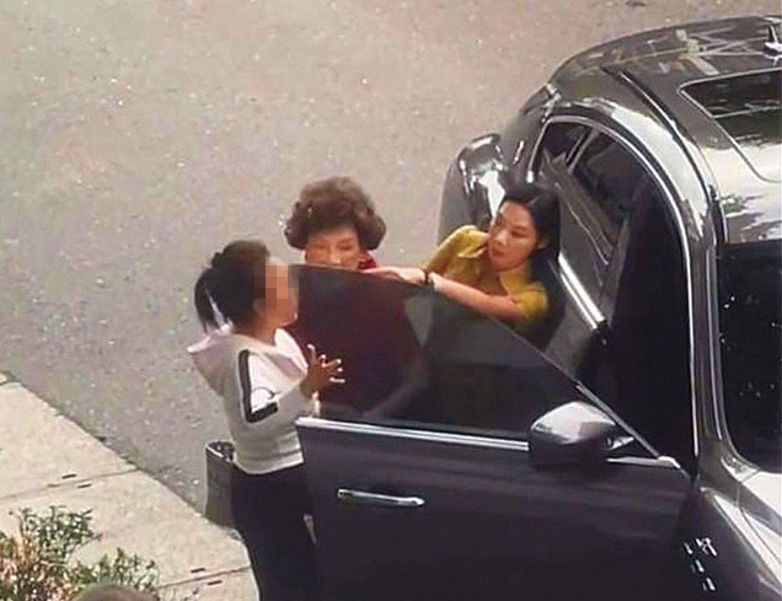 陳柏渝（右）過往經常陪著施冠伸和周遊（中）出門團聚。（翻攝自陳柏渝臉書）