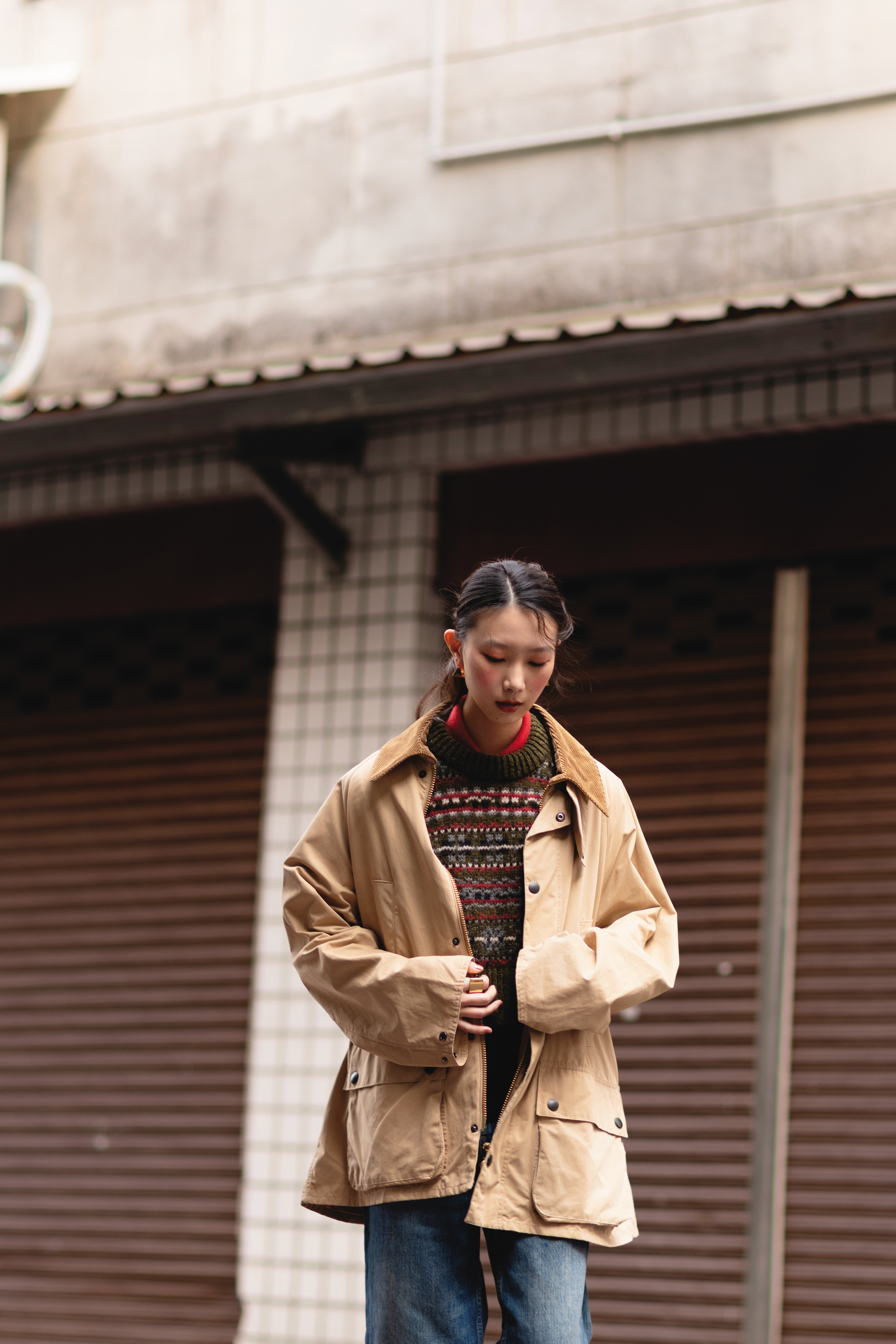 卡其色燈芯絨領夾克 NT$16,400 by Barbour 圖騰針織背心  價格店洽 by Dior/內搭紅色領子Polo上衣 NT$69,000 by MiuMiu/五分丹寧短褲  NT$1,490 by ZARA/Formes Abstraites金色飾面金字塔形圈式耳環 NT$20,500/Formes Abstraites金色飾面金字塔形戒指/NT$18,500 by CELINE BY HEDI SLIMANE