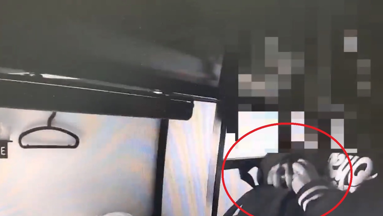 警方用被害房客手機的尋找功能定位iPad,聲音竟從郭女背包內傳出,人贓俱獲。(翻攝畫面)