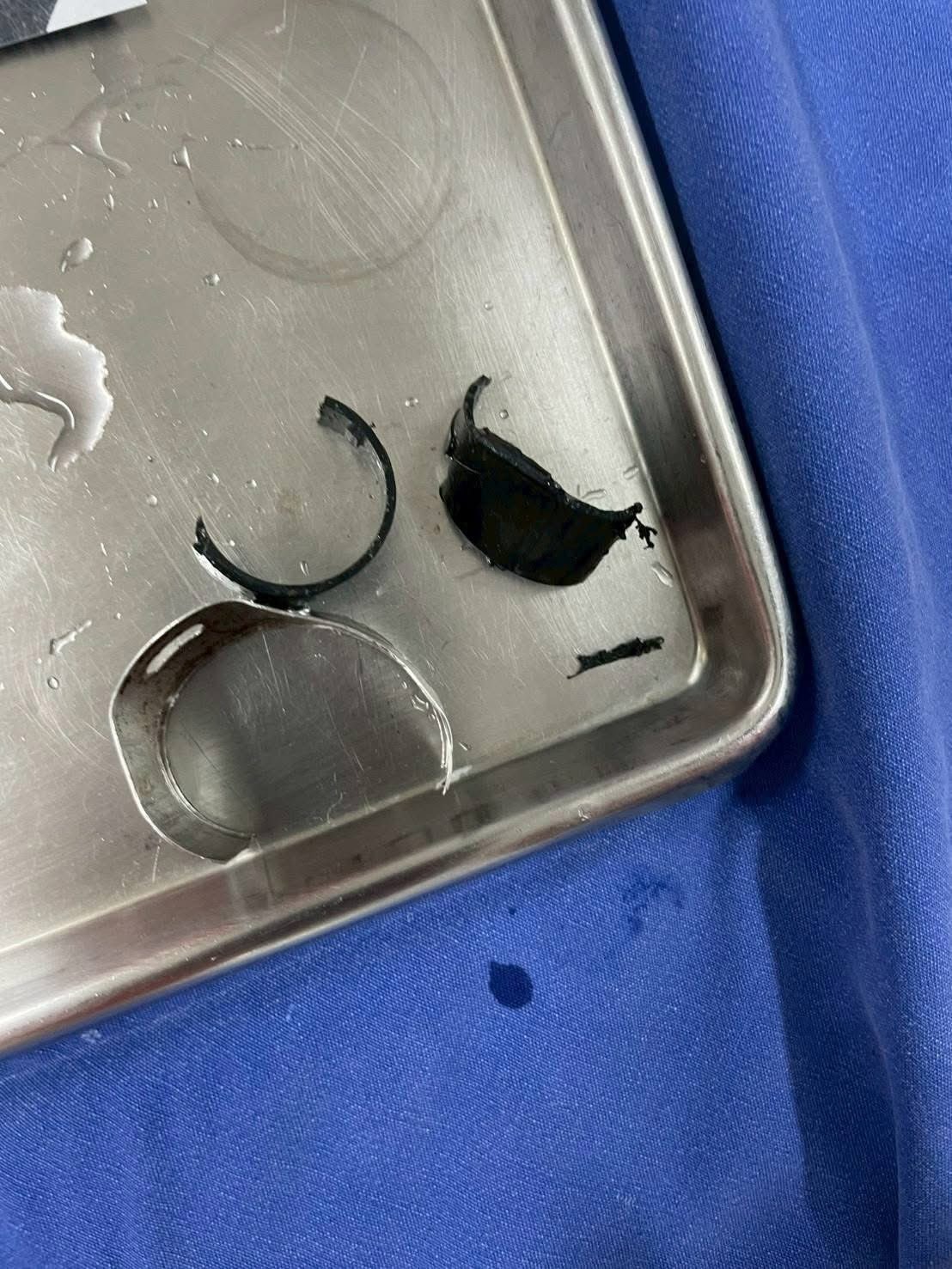 男子用的其中一個是塑膠環，另一個是不鏽鋼釣竿零件，兩個一起鎖住根部。（翻攝自@Mr_Whathapened X）