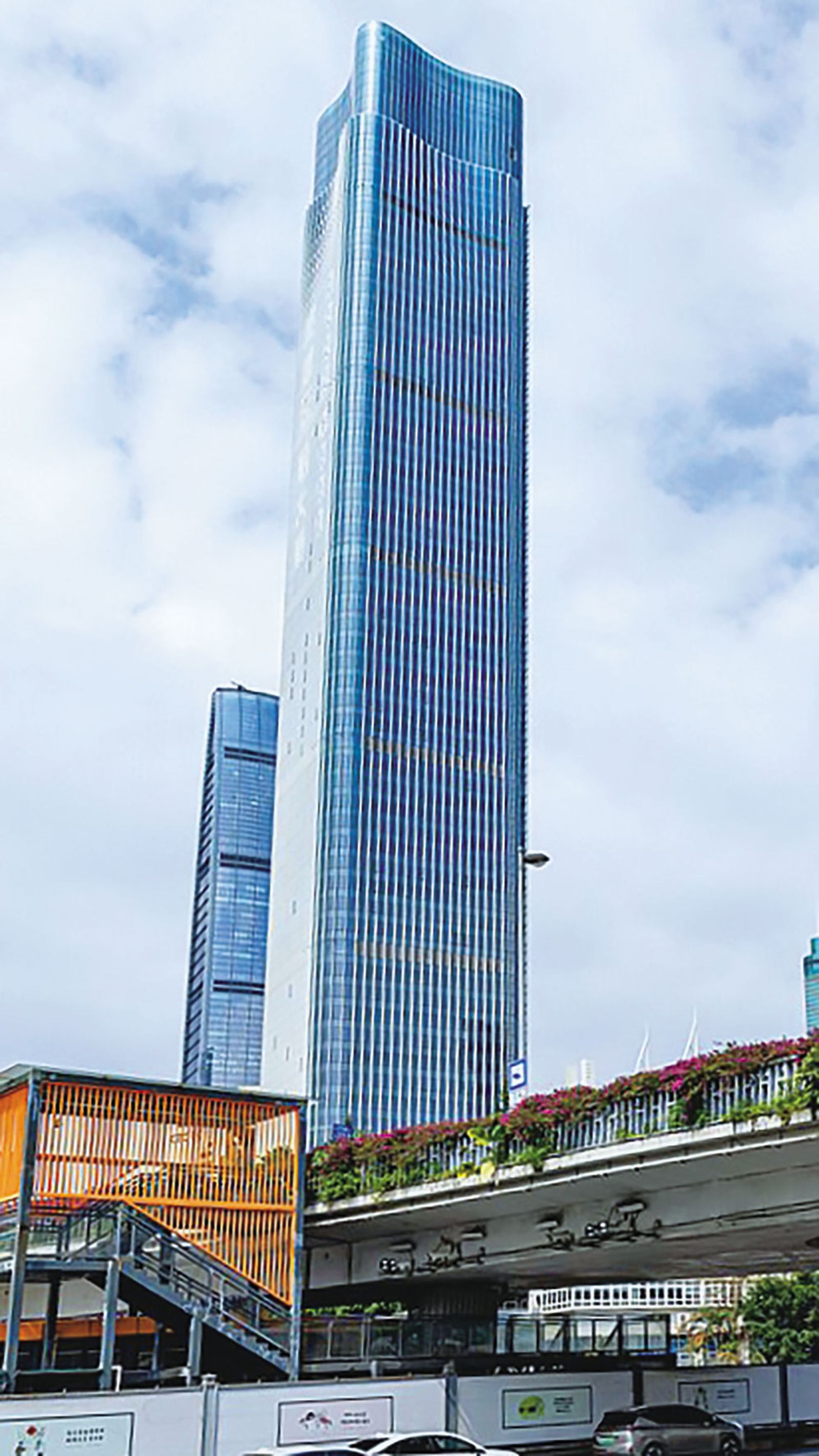 中國深圳市羅湖區的摩天商辦雲啟大樓（圖）成了官員詐騙的工具。（翻攝維基百科）