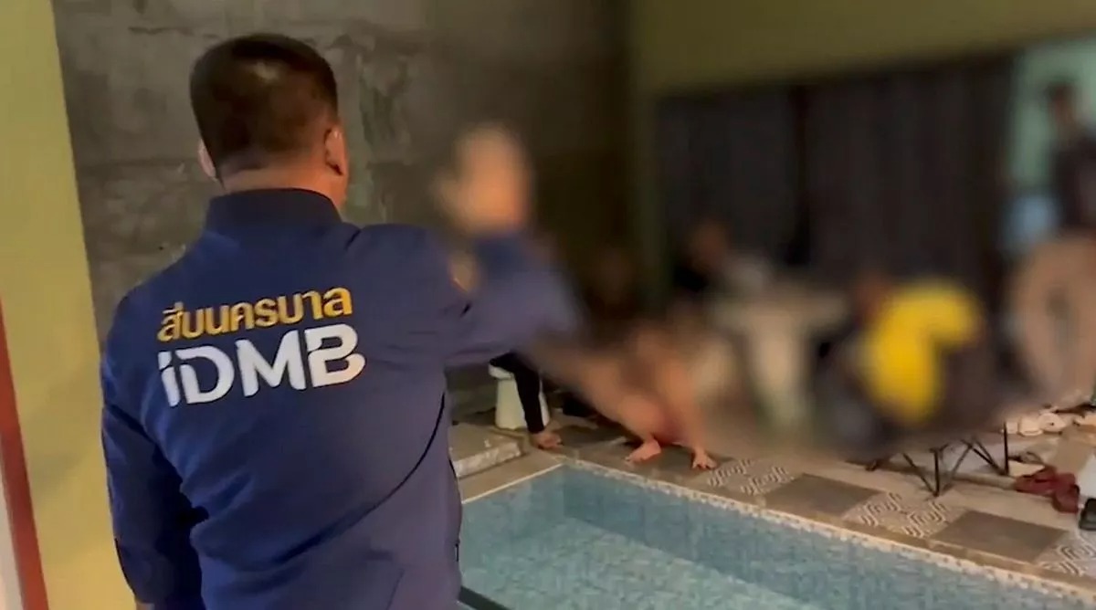 便衣警獻身勇闖「大尺碼雜交趴」，成功破獲逮人！震撼影像曝光。（翻自YT畫面）