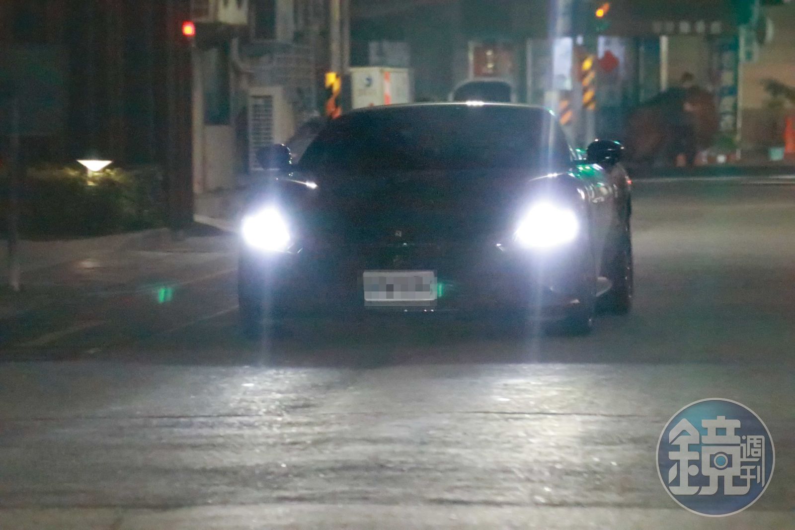 本刊直擊，趙建銘喜愛收藏名車，深夜開著法拉利跑車回家