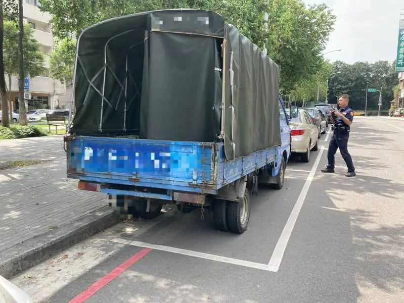 市長盧秀燕3日在市議會明確指示「沒有車牌就立即拖吊」，昨（4）日已成功拖吊一輛無牌貨車。（台中市警局提供）