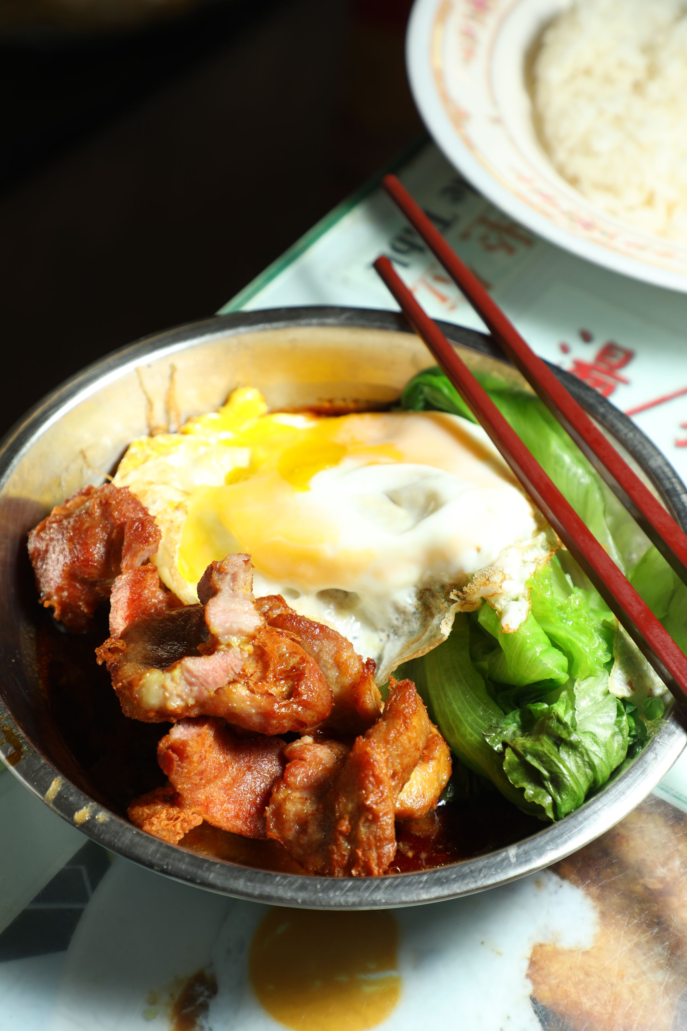 「即炸豬扒飯」套餐厚實豬排加上半熟蛋與青菜,附贈1杯熱飲。(港幣48元/份)