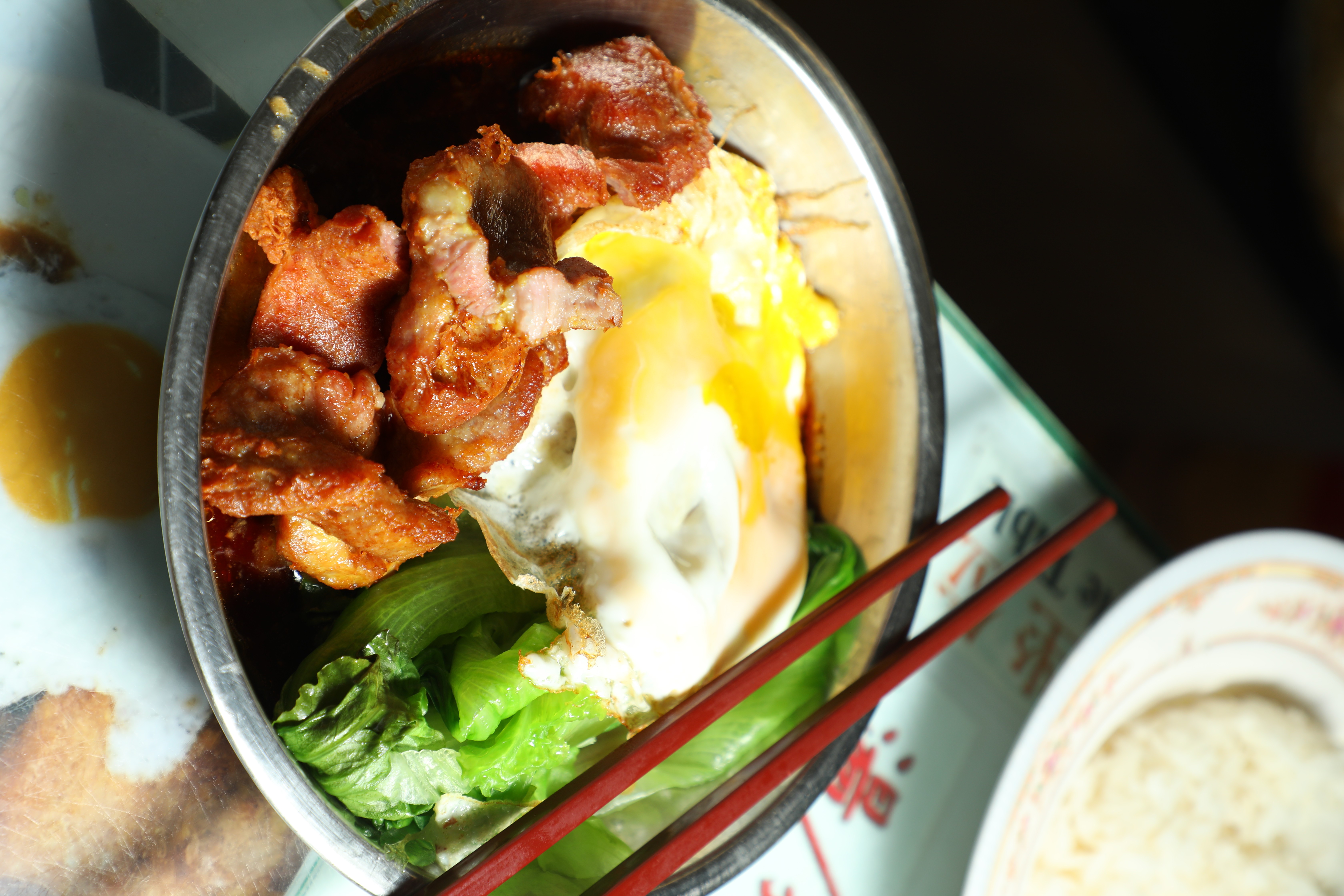 「即炸豬扒飯」套餐厚實豬排加上半熟蛋與青菜，附贈1杯熱飲。（港幣48元／份）