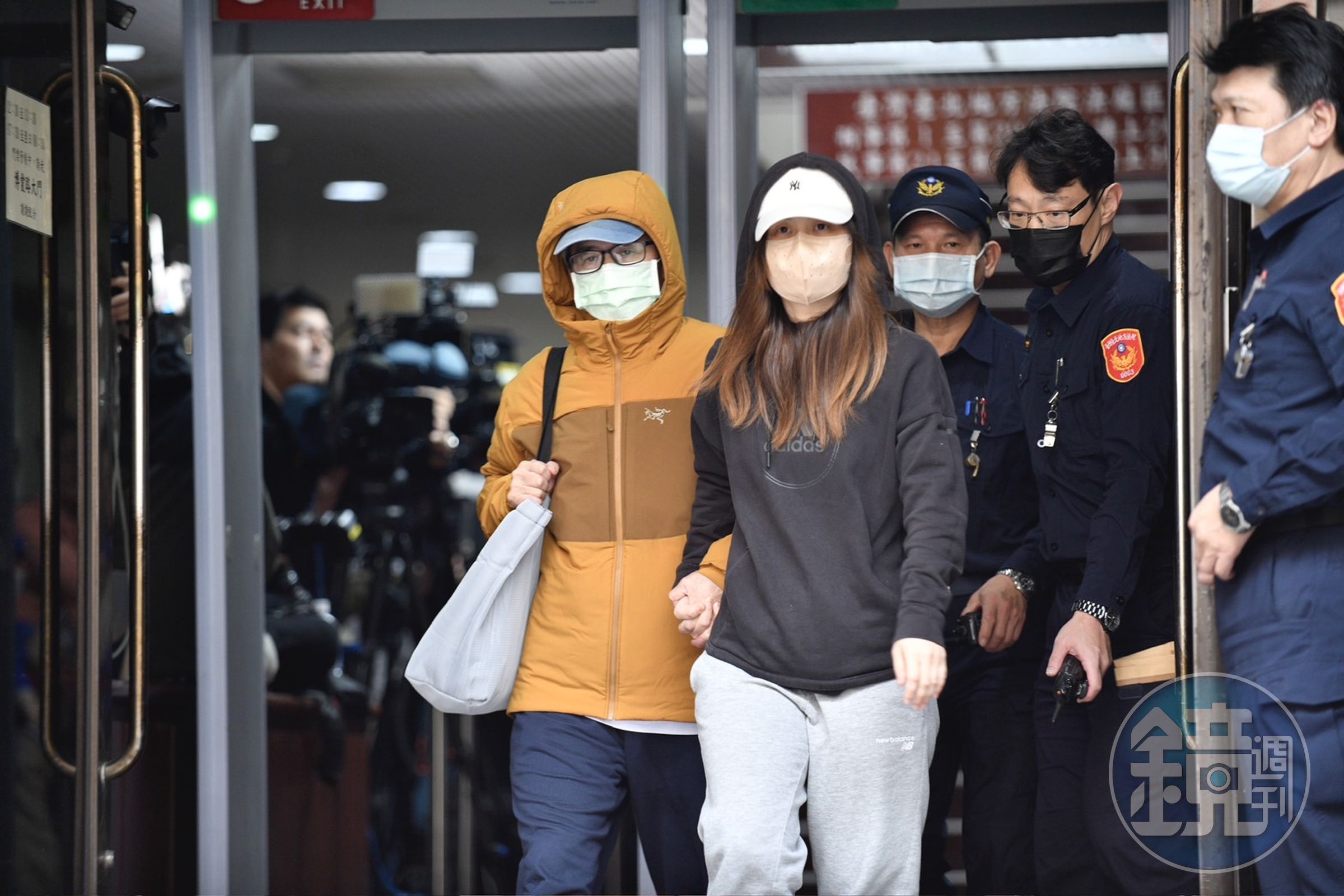 李文宗在律師及家人陪同下,完成繳交800萬元保釋金離開北院。