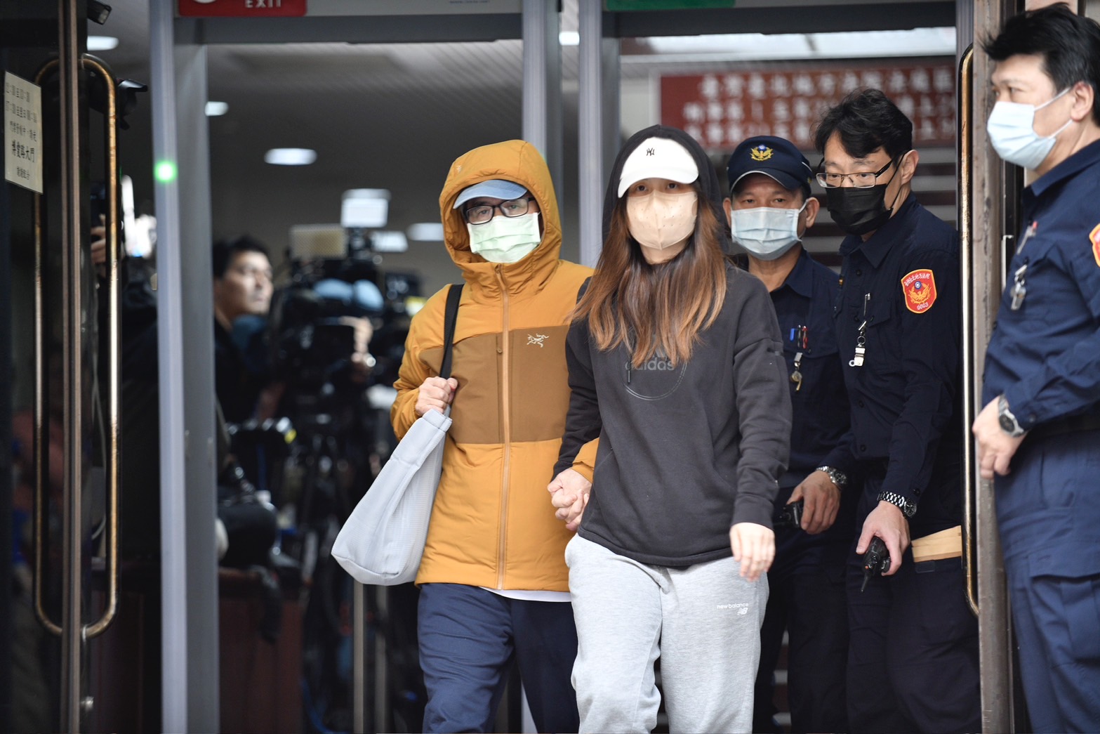 李文宗在律師及家人陪同下，完成繳交800萬元保釋金離開北院。