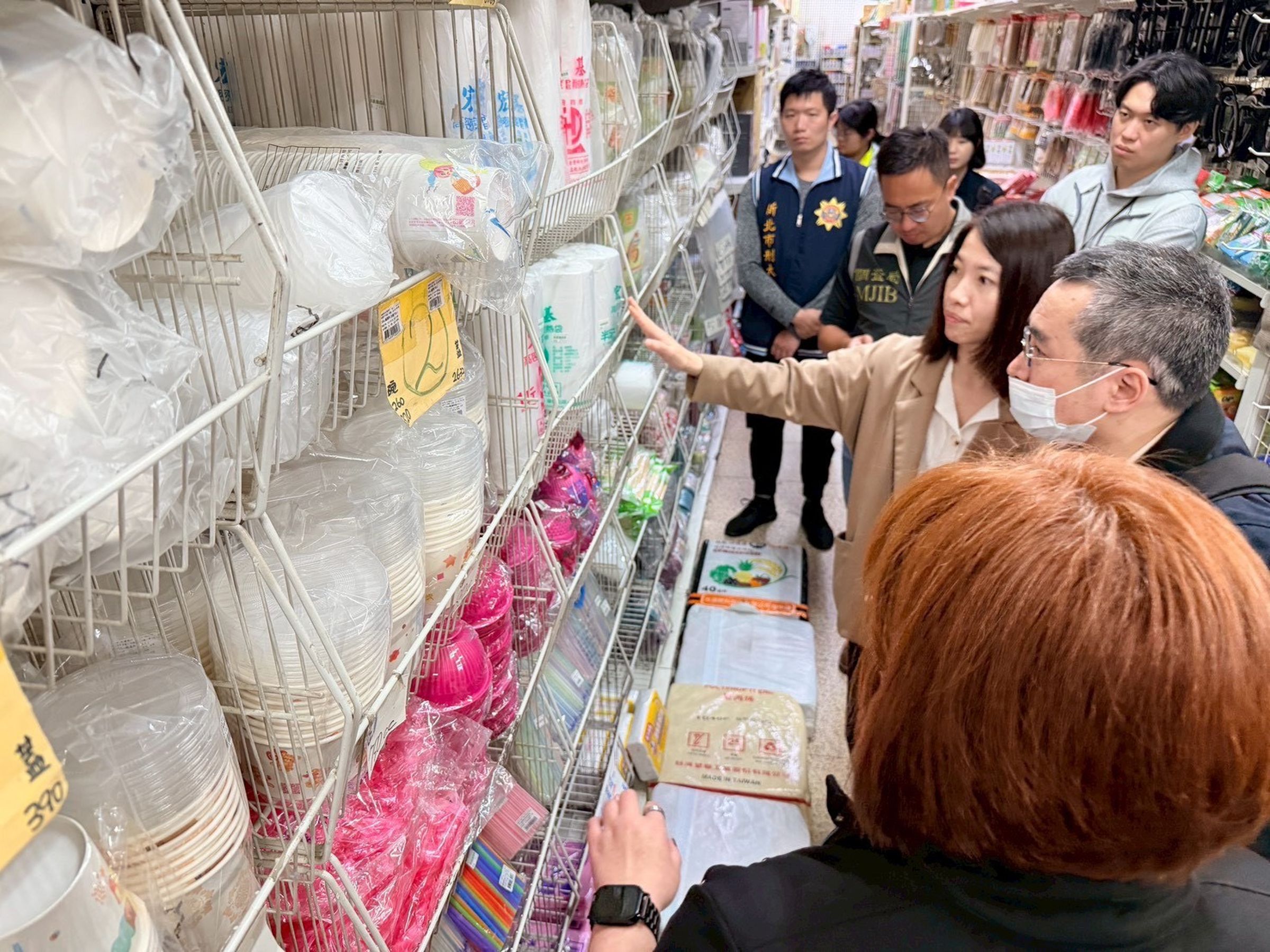 北檢民生犯罪專組主任檢察官張靜薰、周芳怡帶隊稽查轄區物價穩定,全力打擊不法囤積哄抬。(北檢提供)
