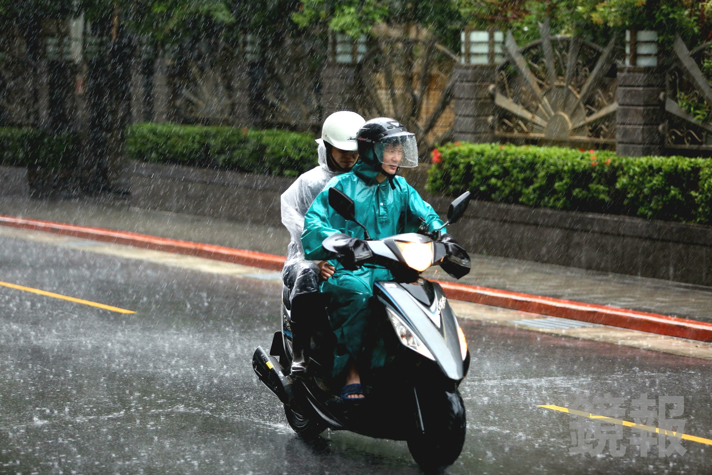 受米克拉颱風、鋒面及西南風影響,天氣不穩定。(鏡報姜永年)