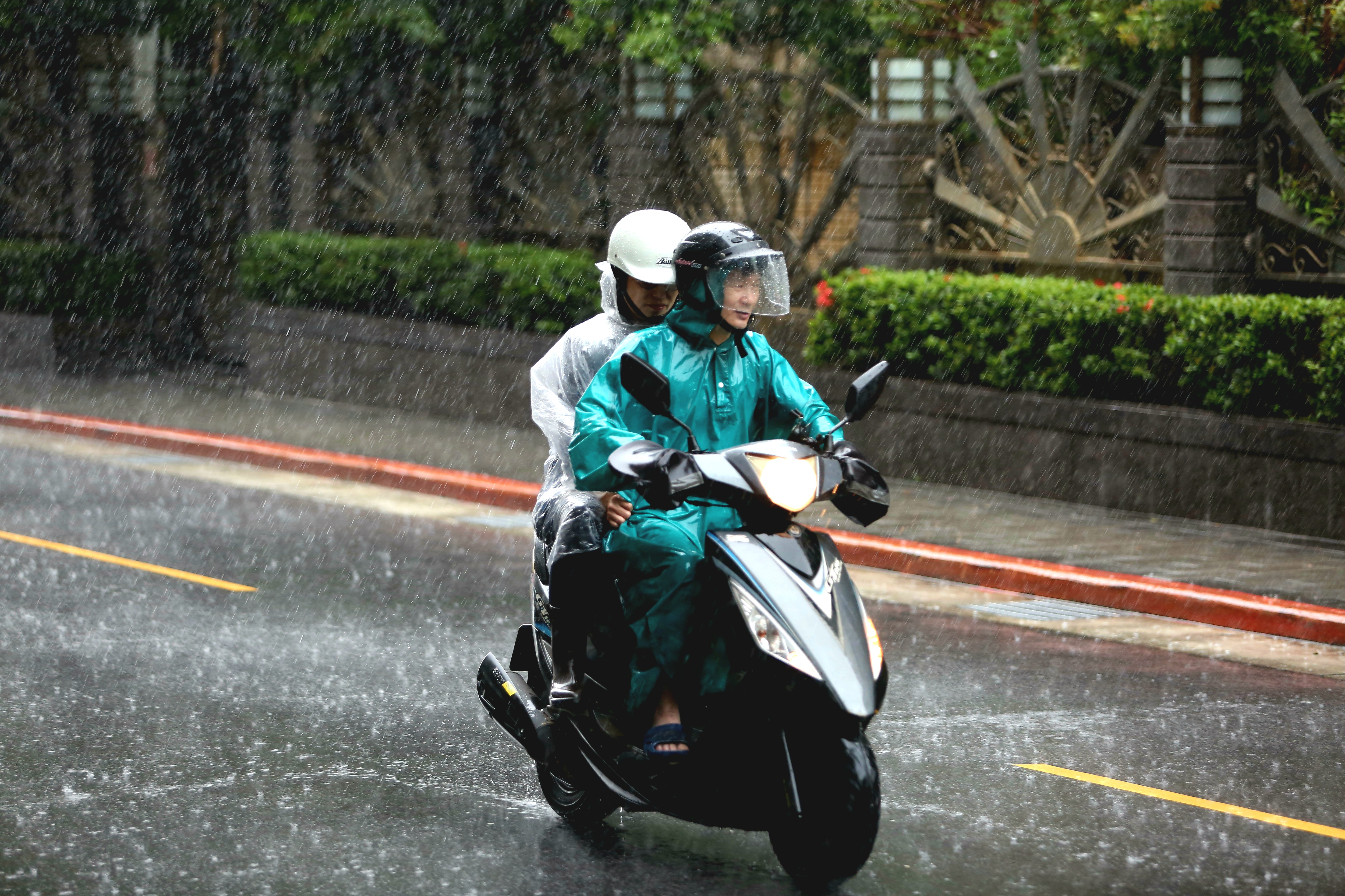 受米克拉颱風、鋒面及西南風影響，天氣不穩定。（鏡報姜永年）