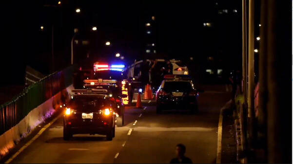 台北建國高架臨檢現場驚傳衝撞事件，封鎖線一度擴大。（翻攝畫面）