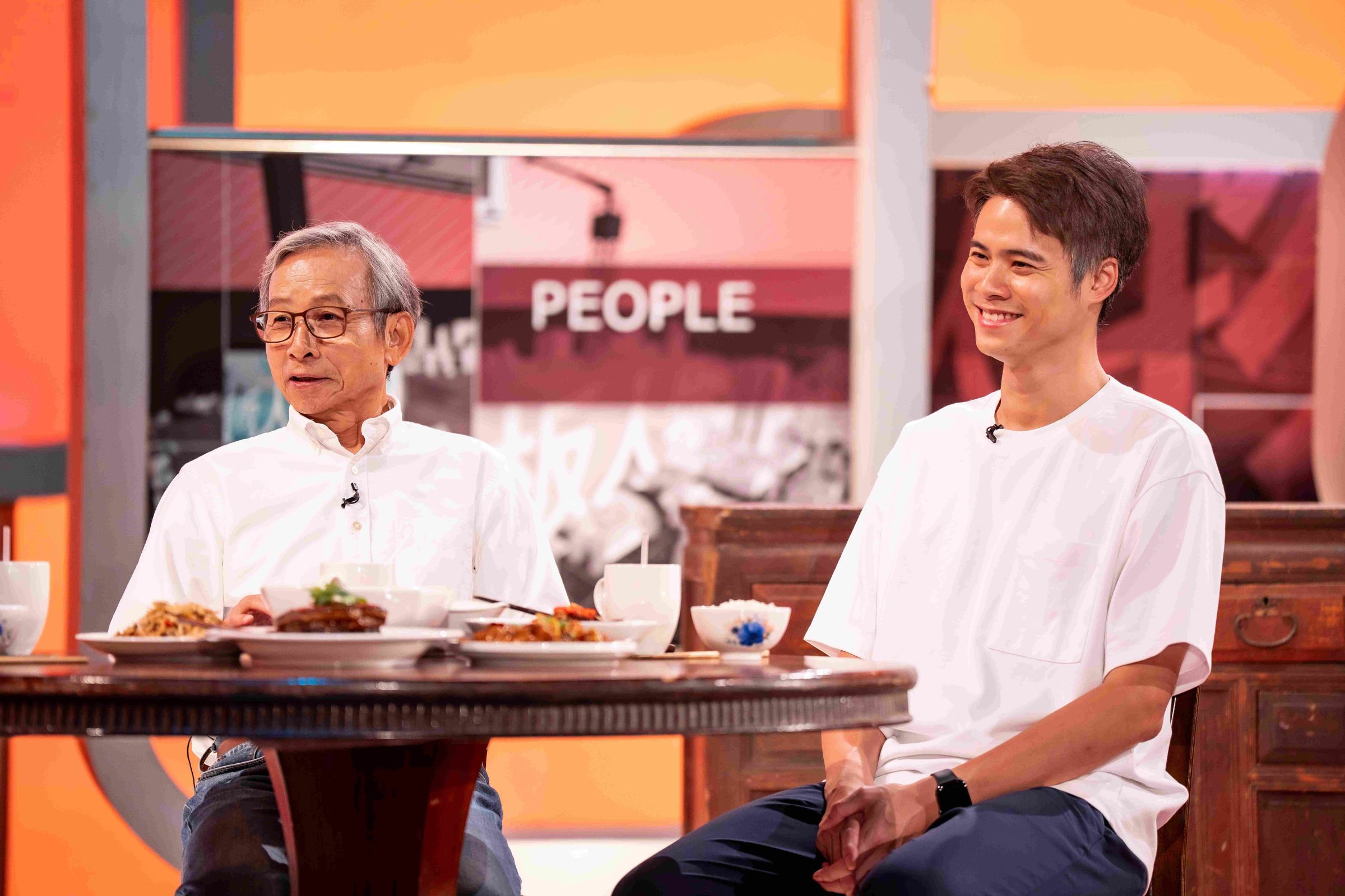 吳念真、吳定謙父子同台錄影。(TVBS提供)
