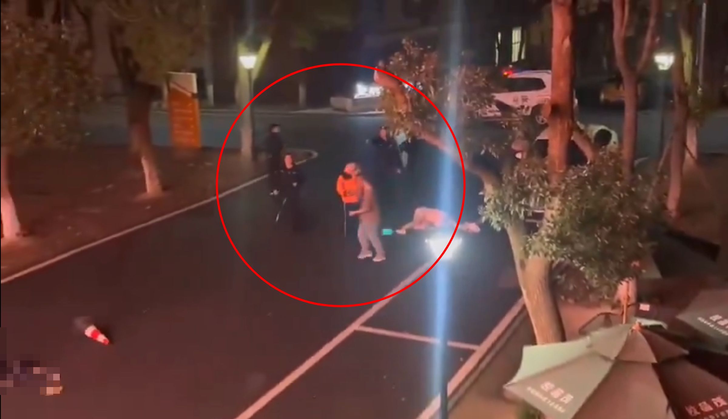 學校保安疑不會急救,反倒「指揮」學生急救及去關門。(翻攝李老師不是你老師X)