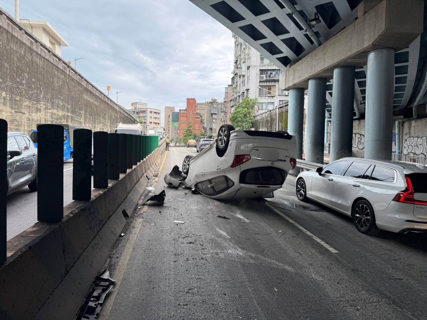 鄭男今早駕車行經水源快速道路，車輛自撞分隔島翻覆。翻攝畫面