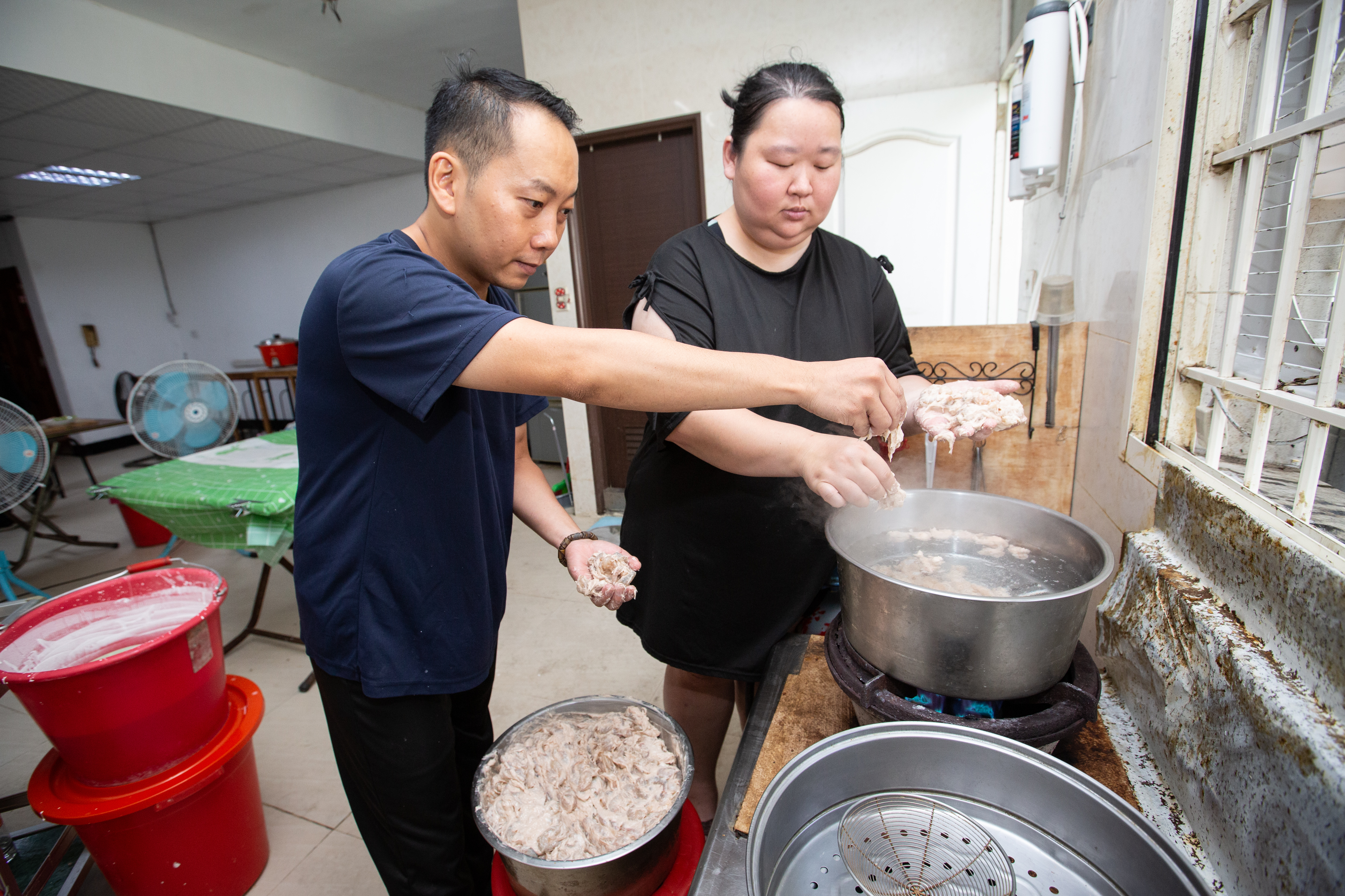 唐茂檳（左）與妻子謝婉婷（右），堅持手工製作蝦羹以及肉羹。