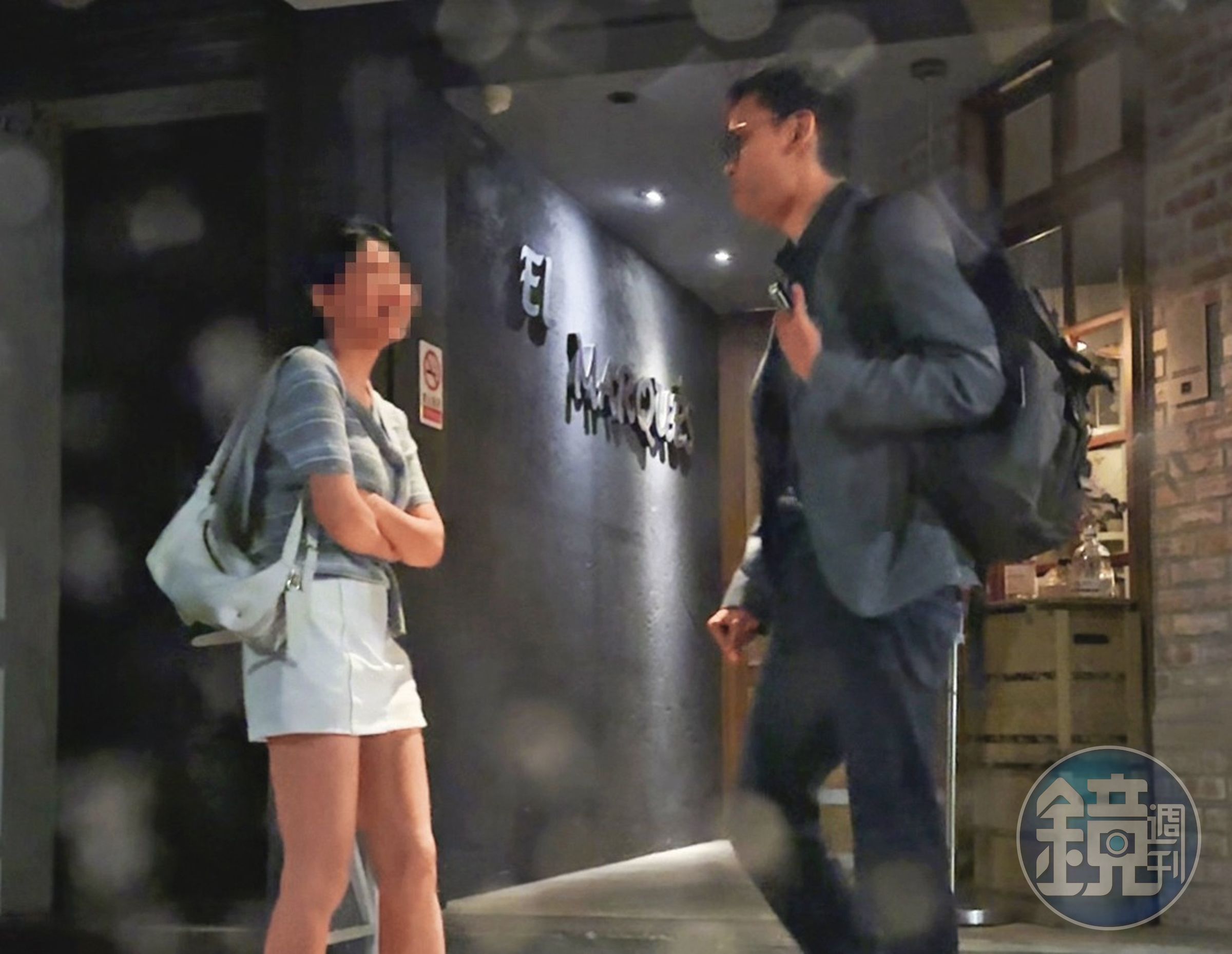 4/30，21：50，張軒銘（右）、吳女（左）在餐廳門口有說有笑，邊等多元計程車。