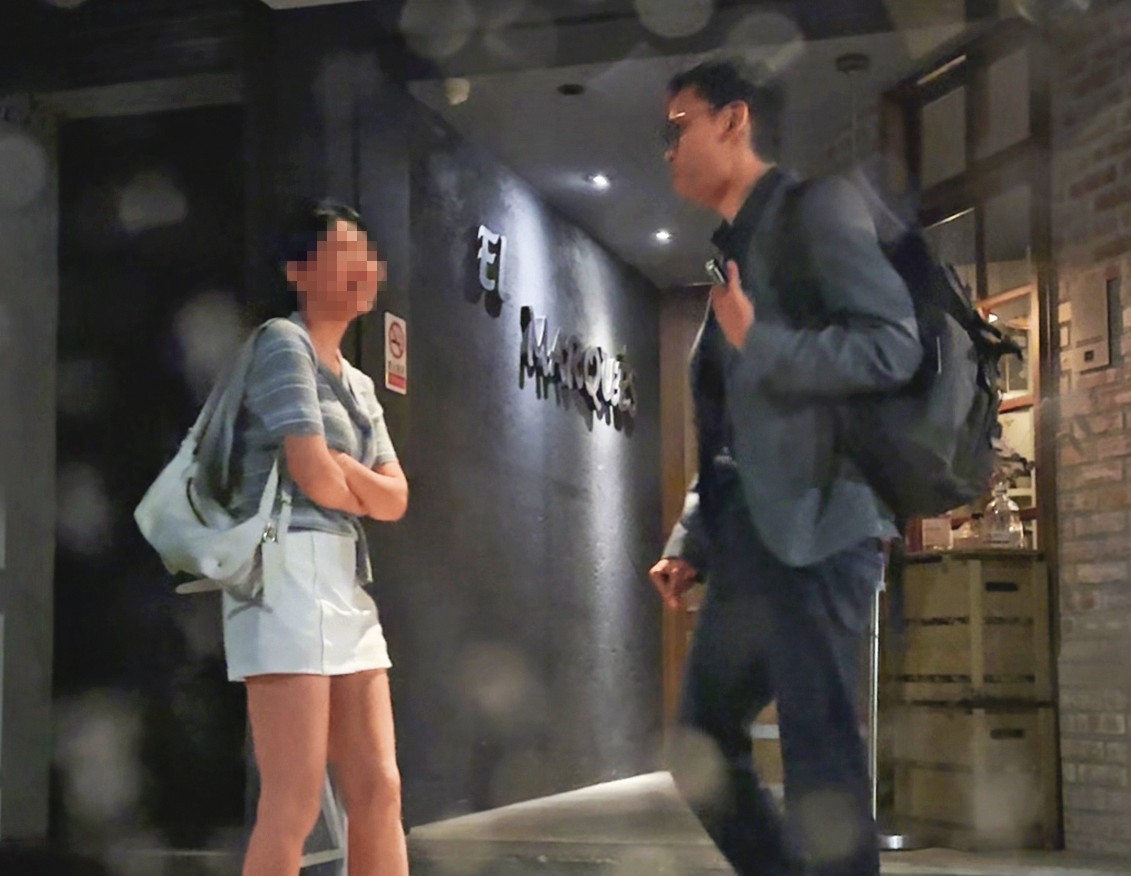 4/30，21：50，張軒銘（右）、吳女（左）在餐廳門口有說有笑，邊等多元計程車。