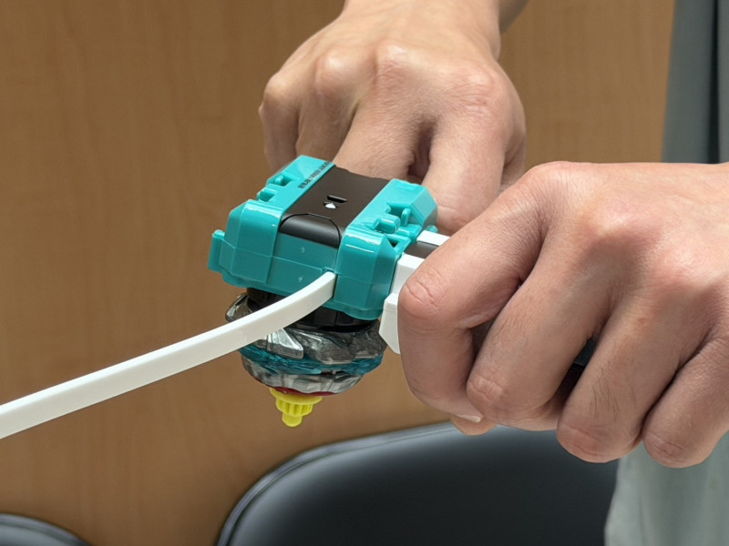 這波「陀螺復興」讓不少回鍋的大人陷入瘋狂，卻忽視了重複性動作帶來的身體負擔。（耕莘醫院提供）