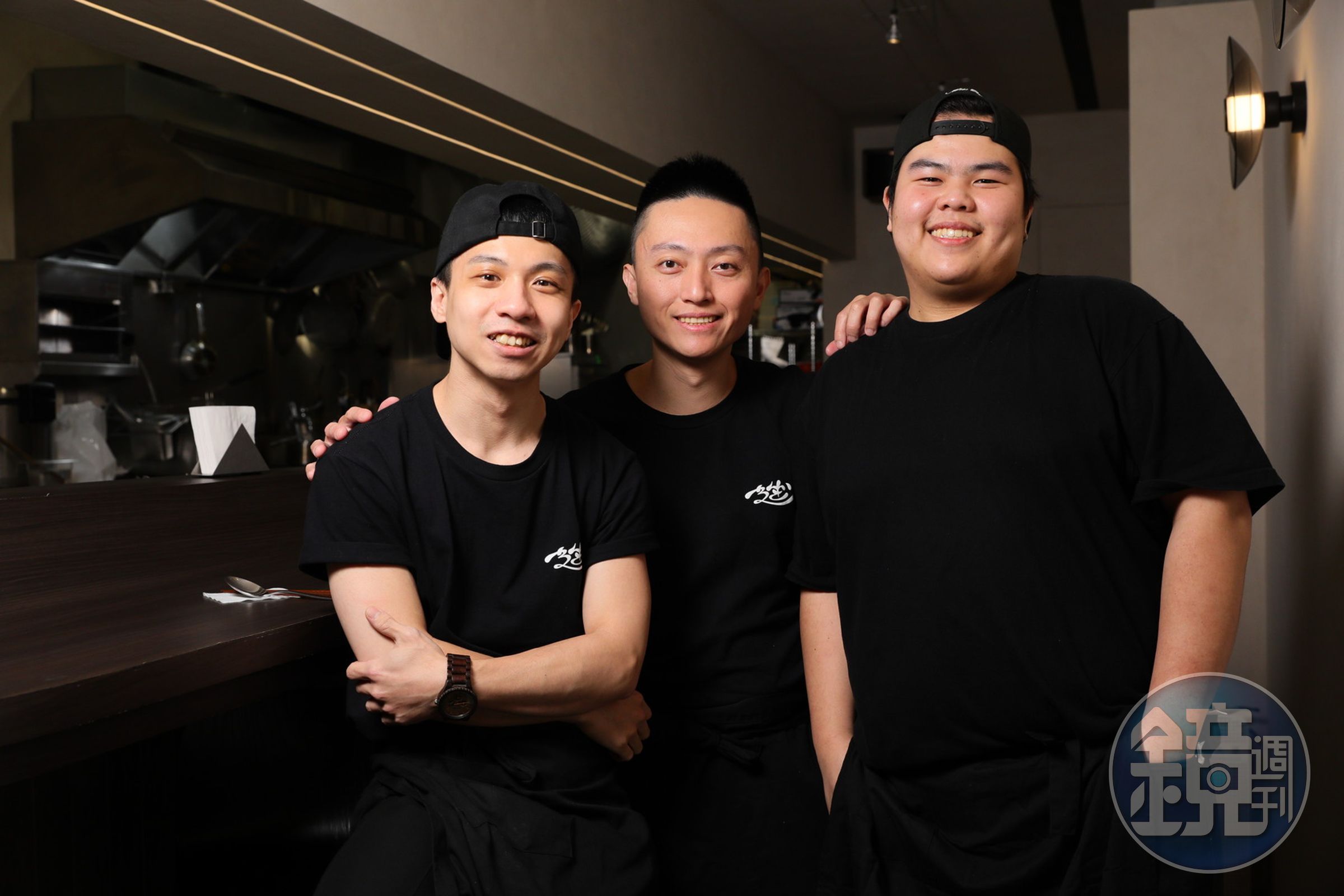 幾位年輕主廚擅長不同菜主廚李齊(左)以台、泰式為主,老黃(中)負責義、法式,小蔡(右)則端出和風洋食跟日式拉麵。
