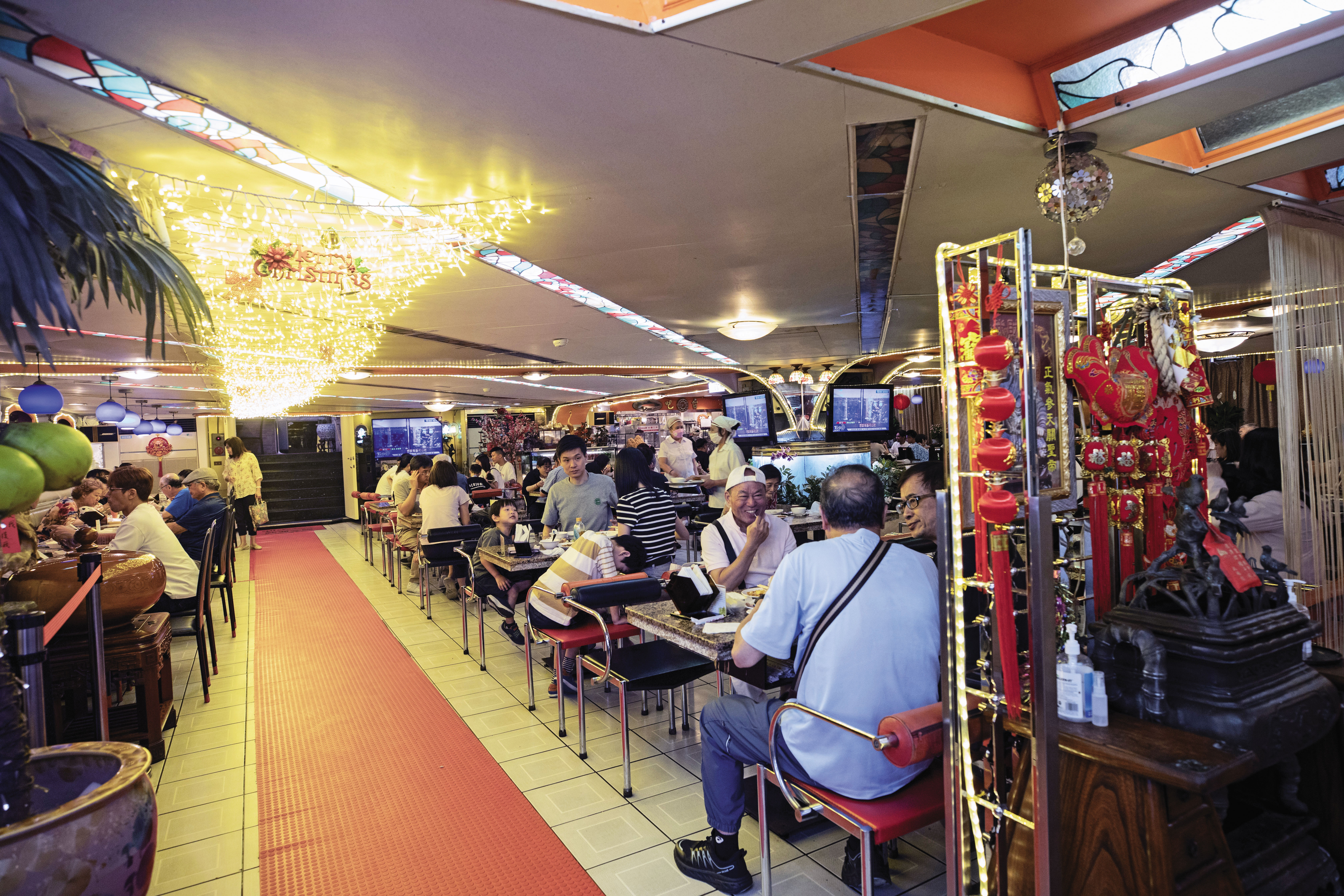 昏黃的燈光、彩繪玻璃天花板的裝潢,讓人恍如在夜總會吃便當。