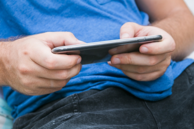 有名男網友表示，離職後在家天天玩手遊，加入遊戲公會意外認識某公司的業務副總，還得到一份理想工作。（示意圖，photoAC）