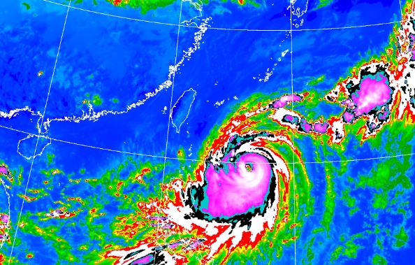 中度颱風小犬來勢洶洶，預估台東、屏東及高雄將會首當其衝。（中央氣象署提供）
