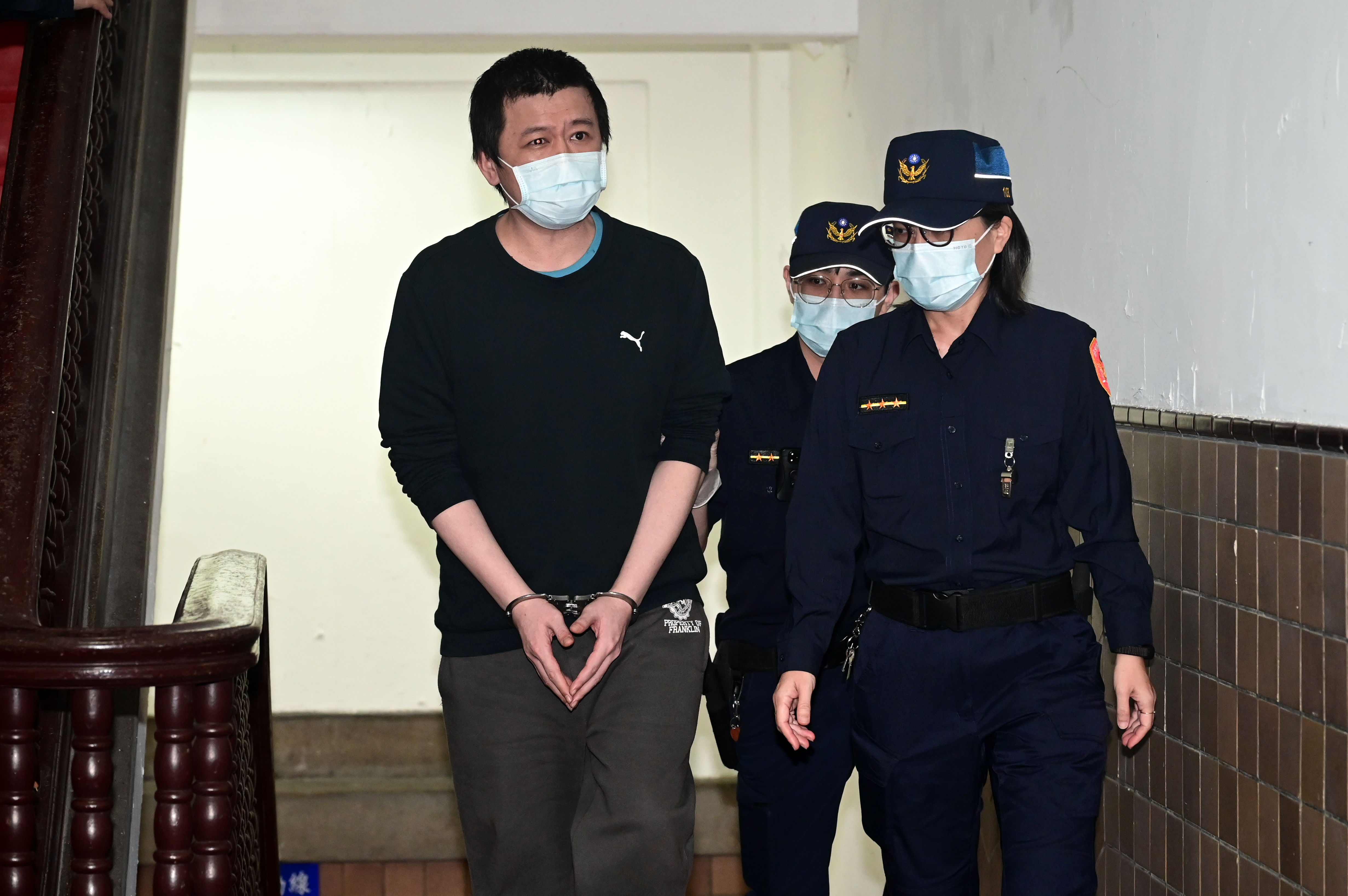 國安會祕書長吳釗燮擔任外交部長時的祕書何仁傑出庭大喊「我沒有做過」。