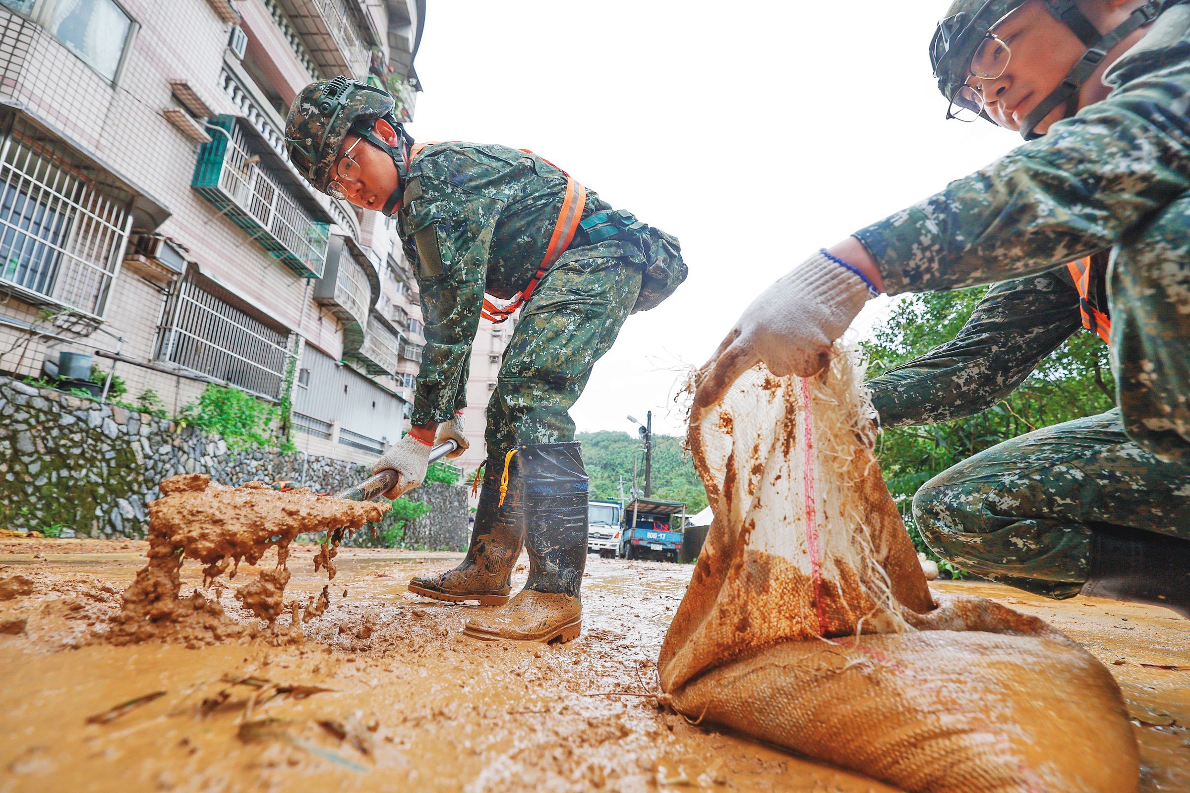 山陀兒颱風過後，軍方動員大批兵力協助基隆災區清理淤泥。（國防部提供）