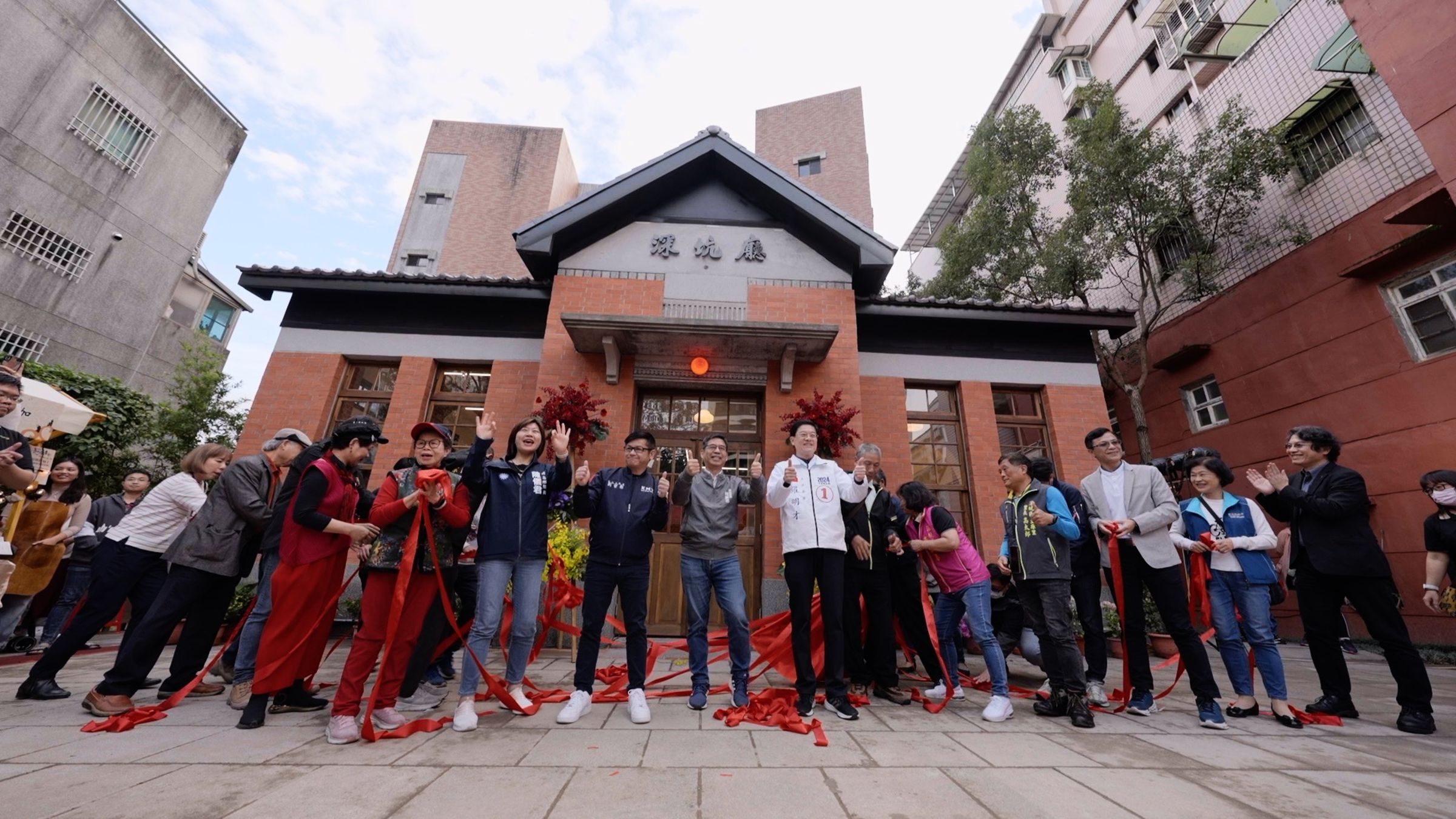 新北市副秘書長柯慶忠(中)與地方民意代表一起為深坑廳主持揭牌儀式,並邀請貴賓進行展覽巡禮。