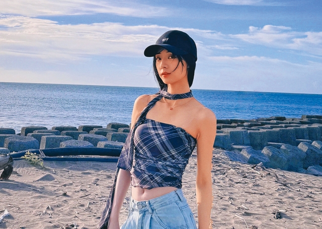 嘎琳遭網友指控當小三引爆爭議，否認後宣布將退出樂天女孩。（翻攝自嘎琳IG）