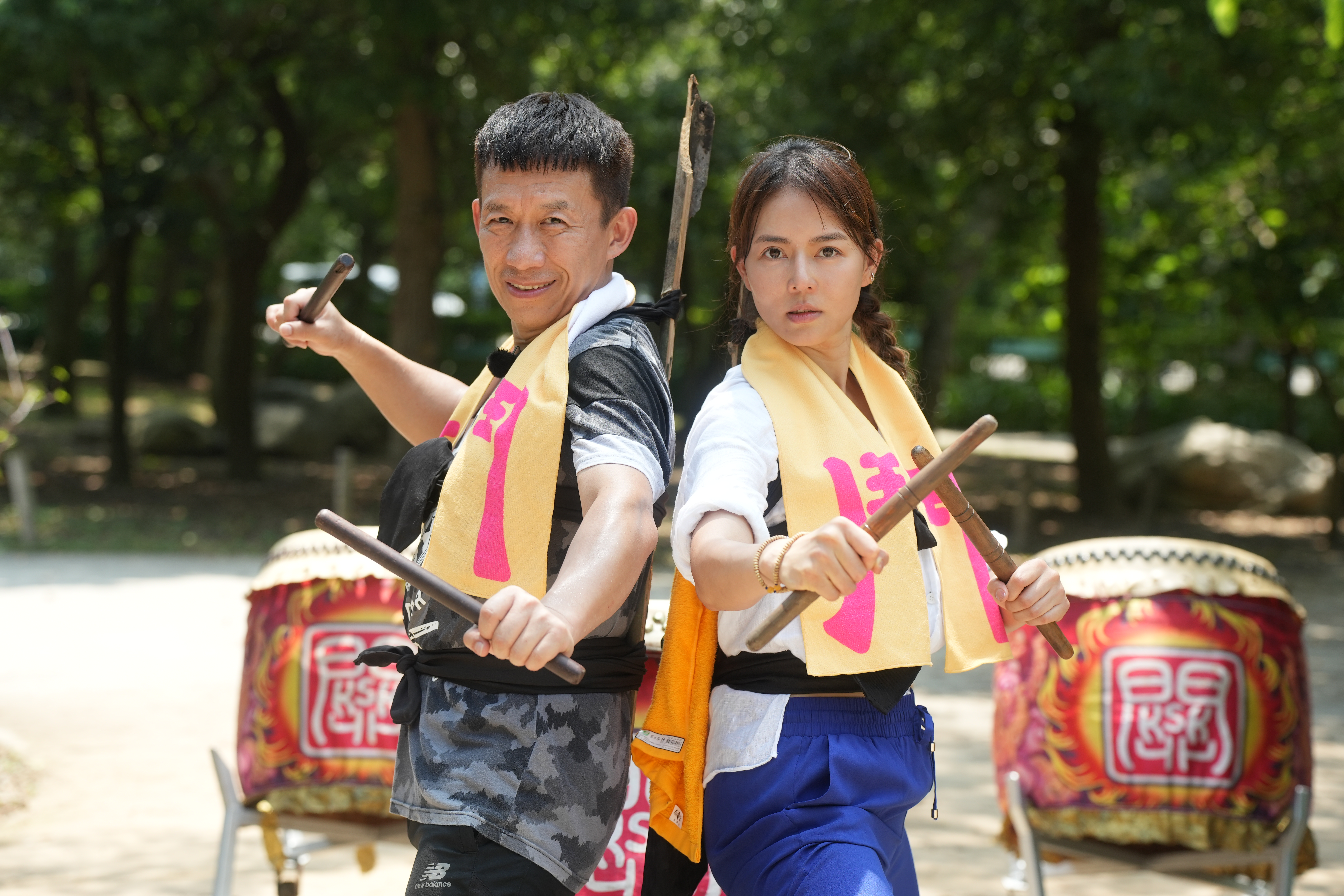 郭子乾、劉香慈學練「戰鼓」。（民視提供）